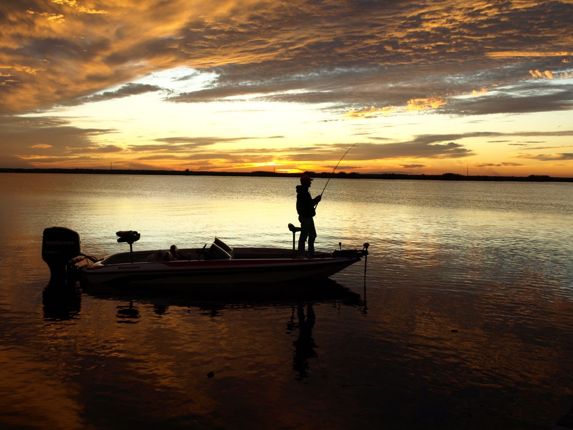 Pescatore silhouette su barca al tramonto, 1179x884 HD, iMac