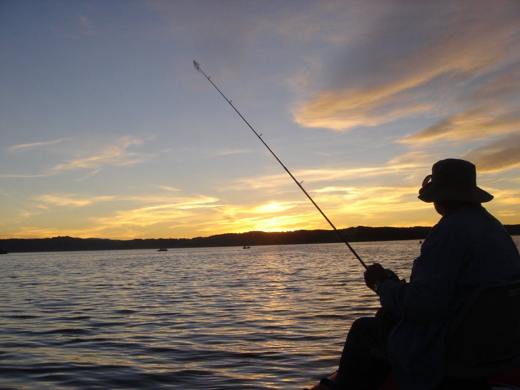 Pescatore silhouette al tramonto sul lago, 1024x768 HD, Desktop