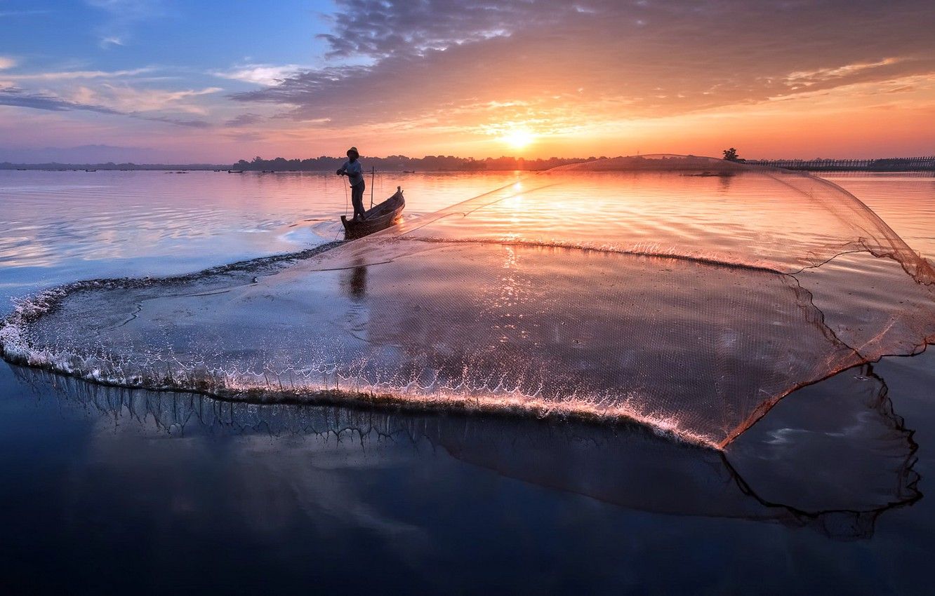 Pescatore con rete al tramonto, 1332x850 720p, PC
