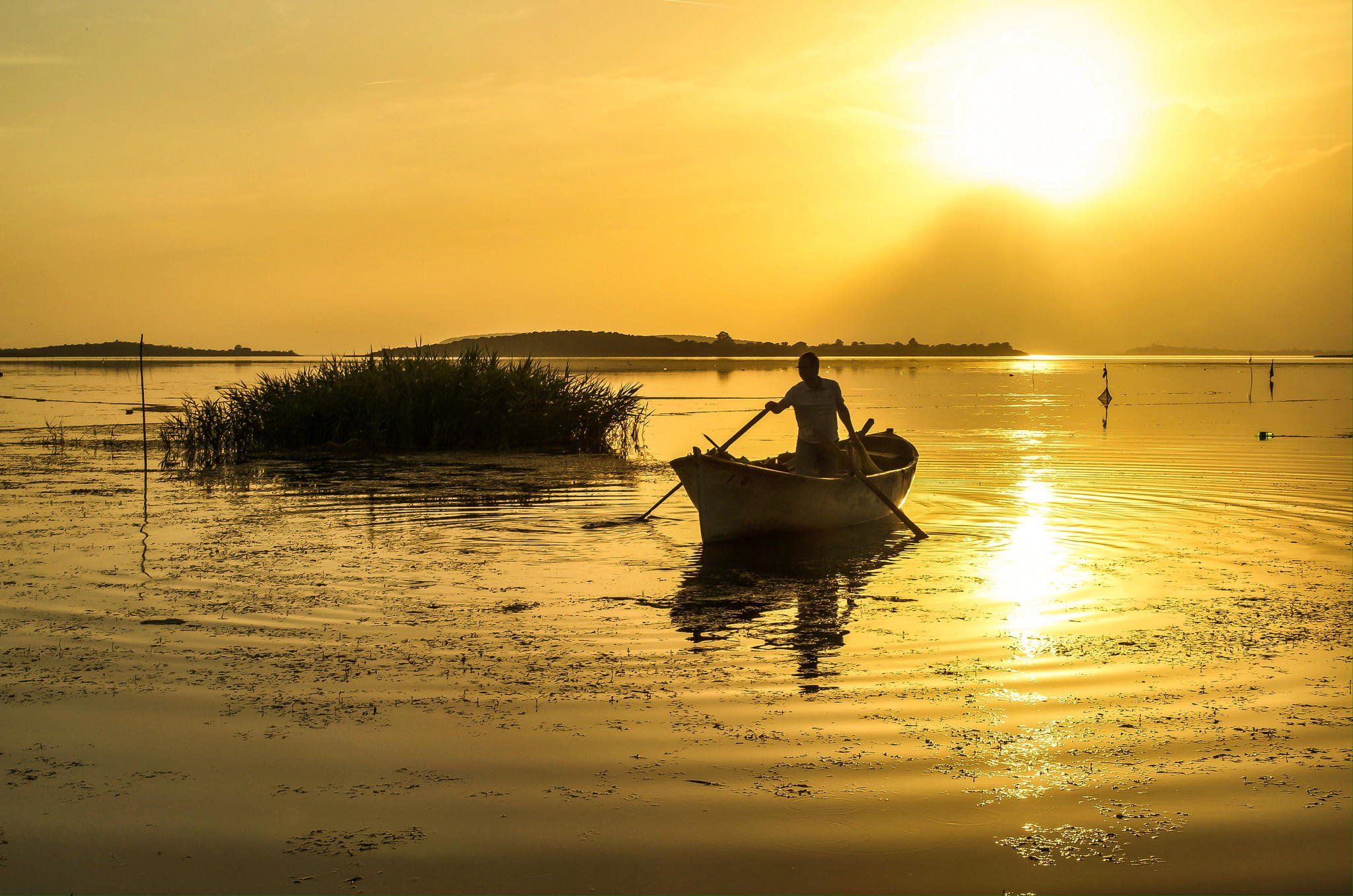 Pescatore in barca al tramonto, 2048x1357 2K, PC