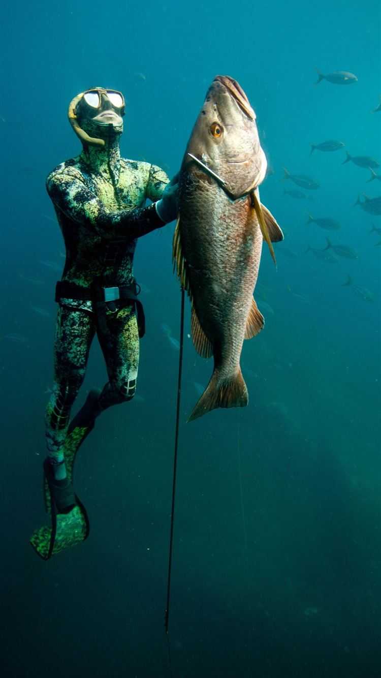 Sub con pesce catturato subacqueo, 750x1334 Full HD Verticale, iPhone