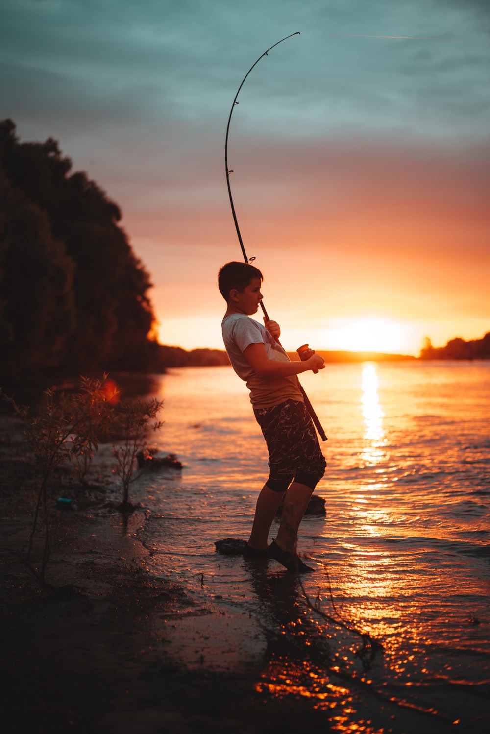 Pescatore con canna al tramonto, 1000x1498 Verticale, Telefono