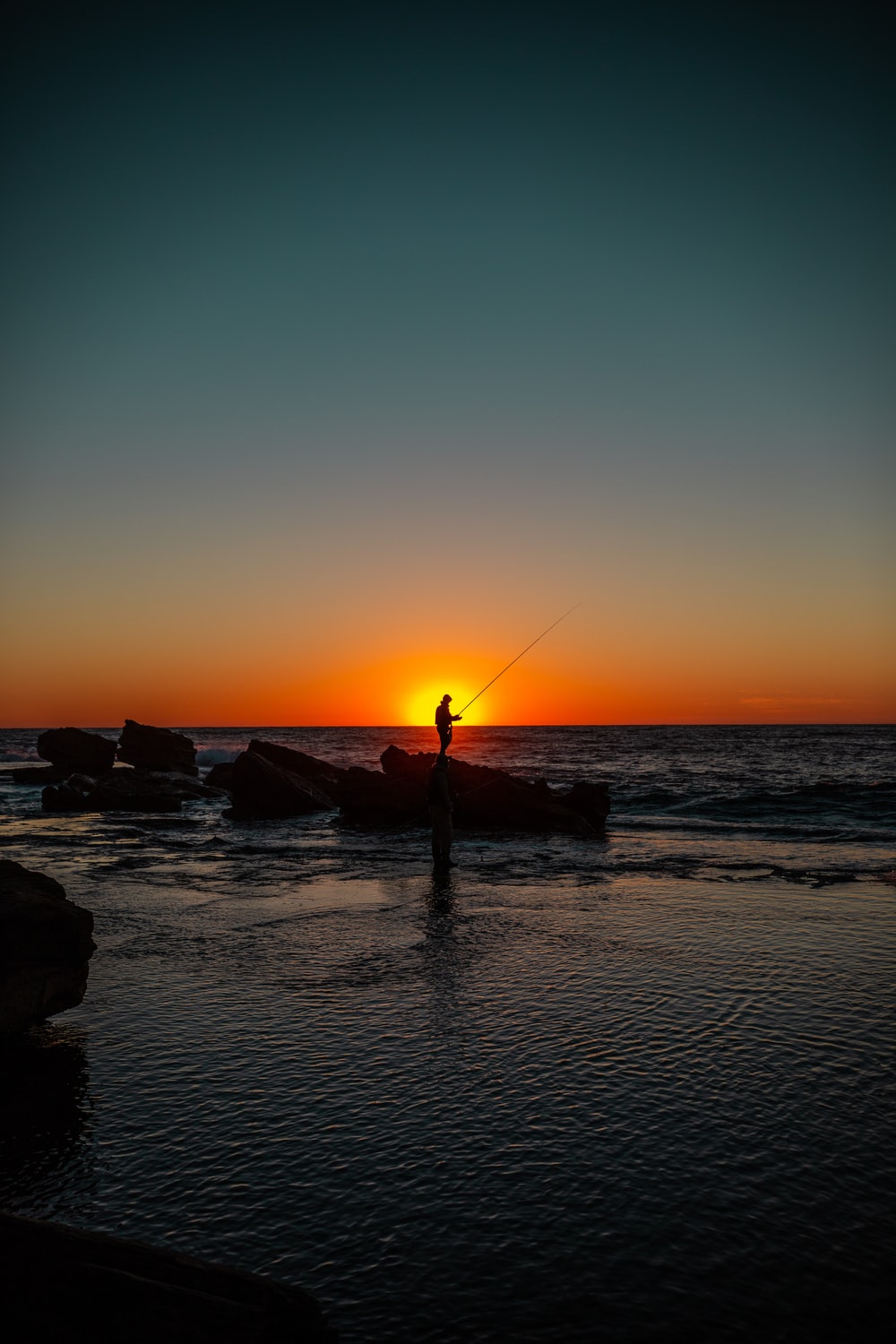 Silhouette pescatore al tramonto sul mare, 1000x1500 Full HD Verticale, iPhone