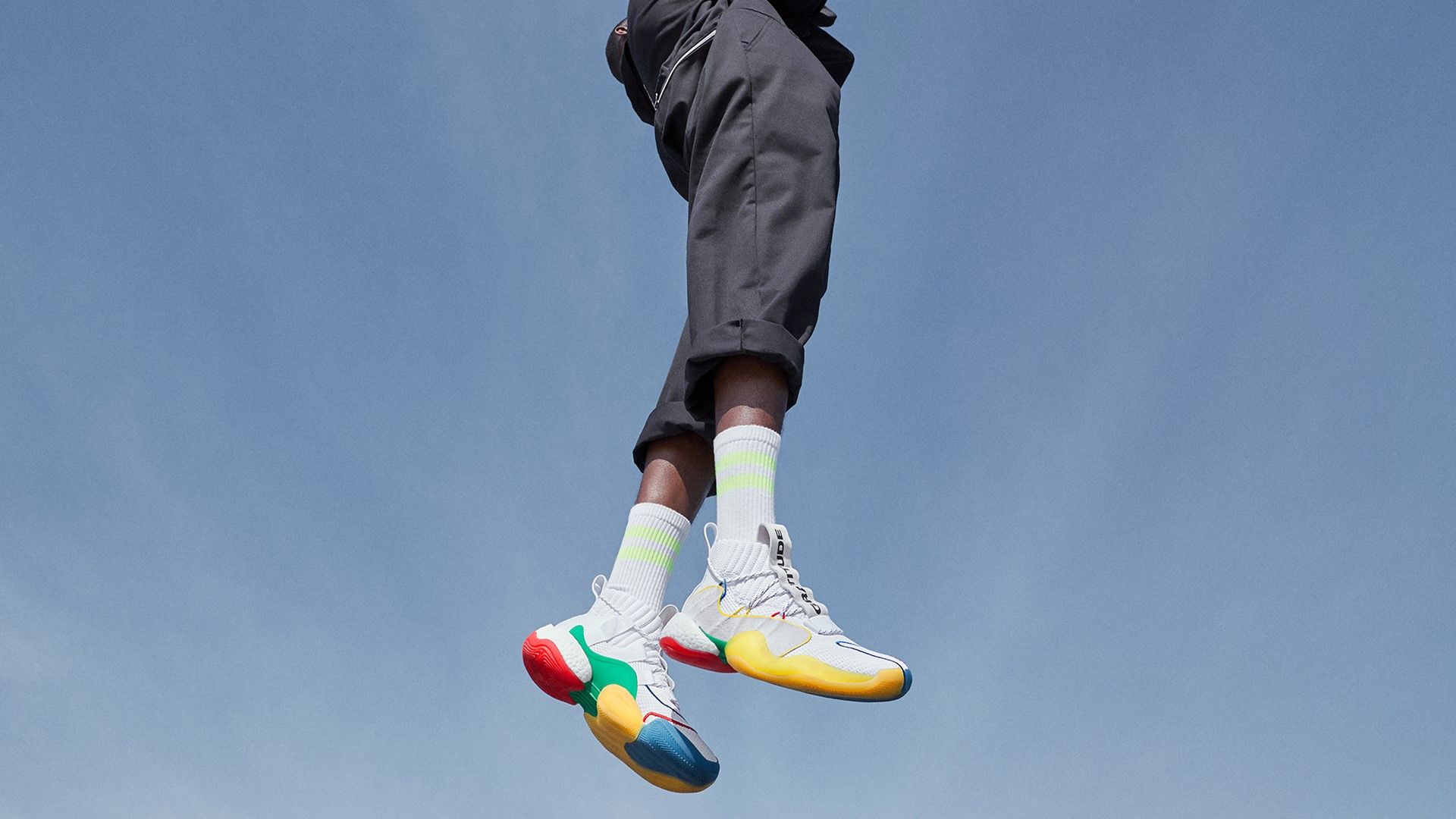 Sneaker Adidas multicolore saltando, 1920x1080 Full HD 1080p, PC