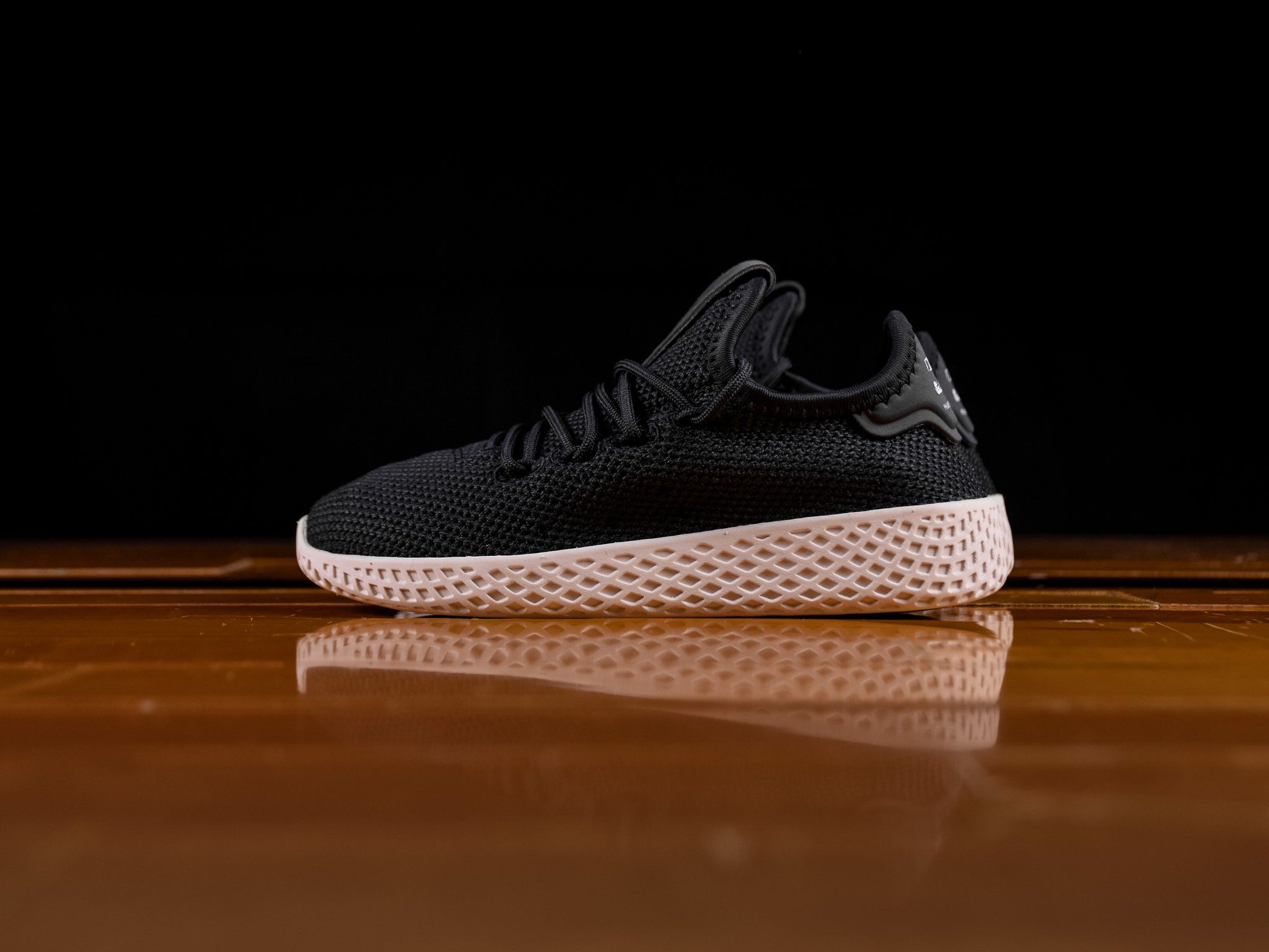 Sneaker nera Adidas Pharrell Williams, 2048x1536 2K, PC Desktop