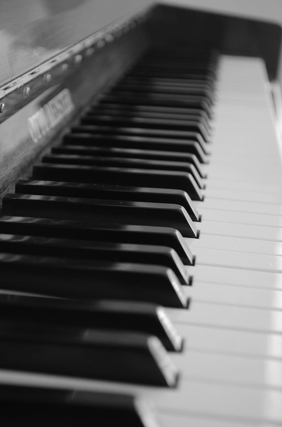 Pianoforte marrone con biglietto PlayMe, 910x1617 Full HD Verticale, iPhone
