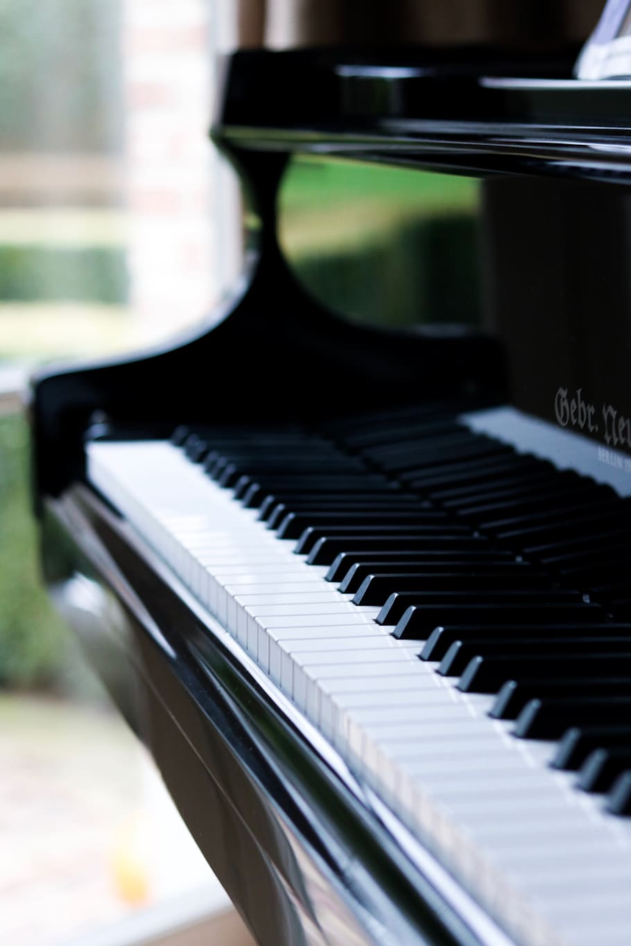 Ciondolo su tasti pianoforte, 1080x1920 Full HD Verticale, iPhone