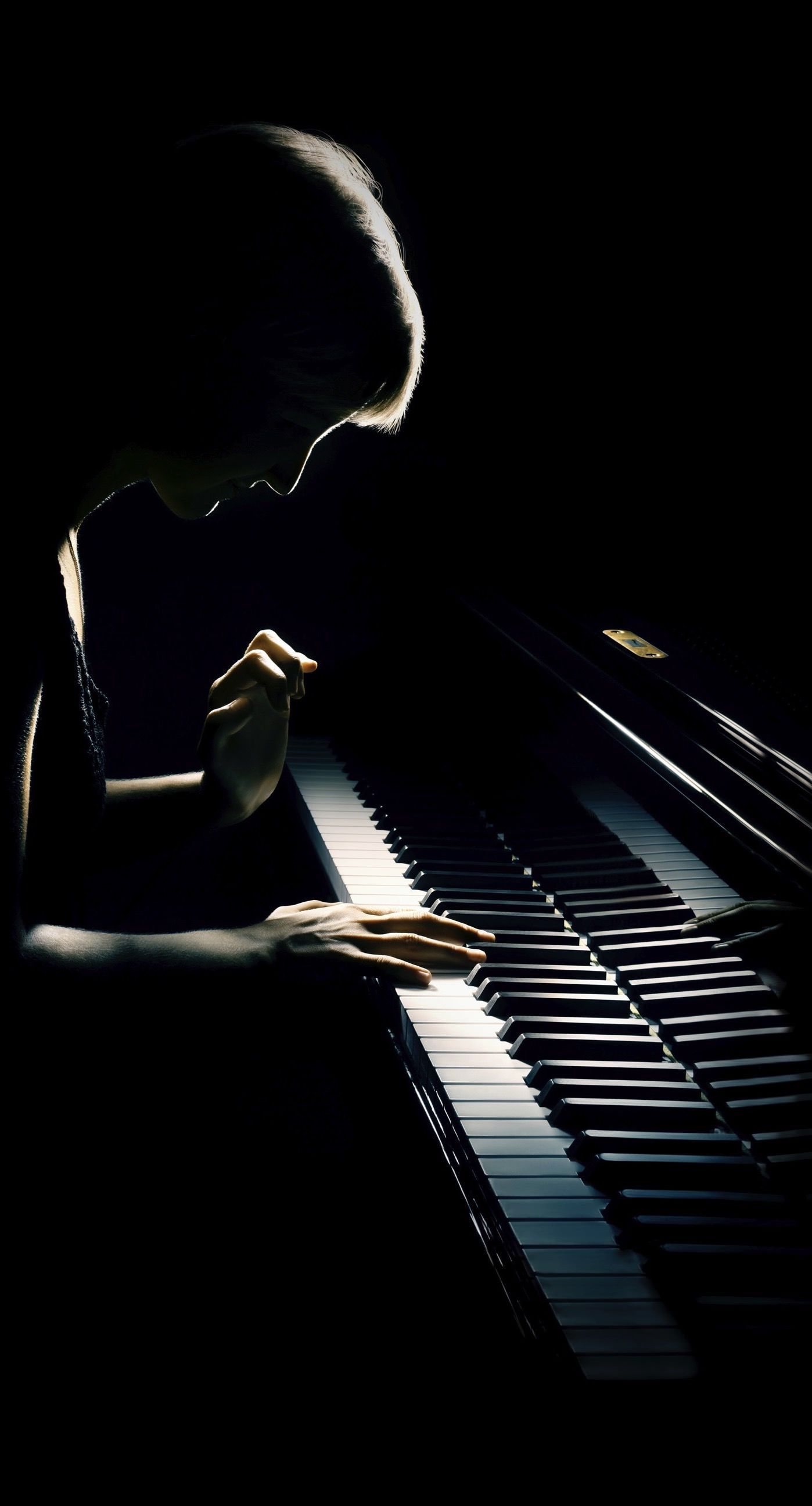 Pianista suona nel buio, 1398x2592 Verticale, Xiaomi