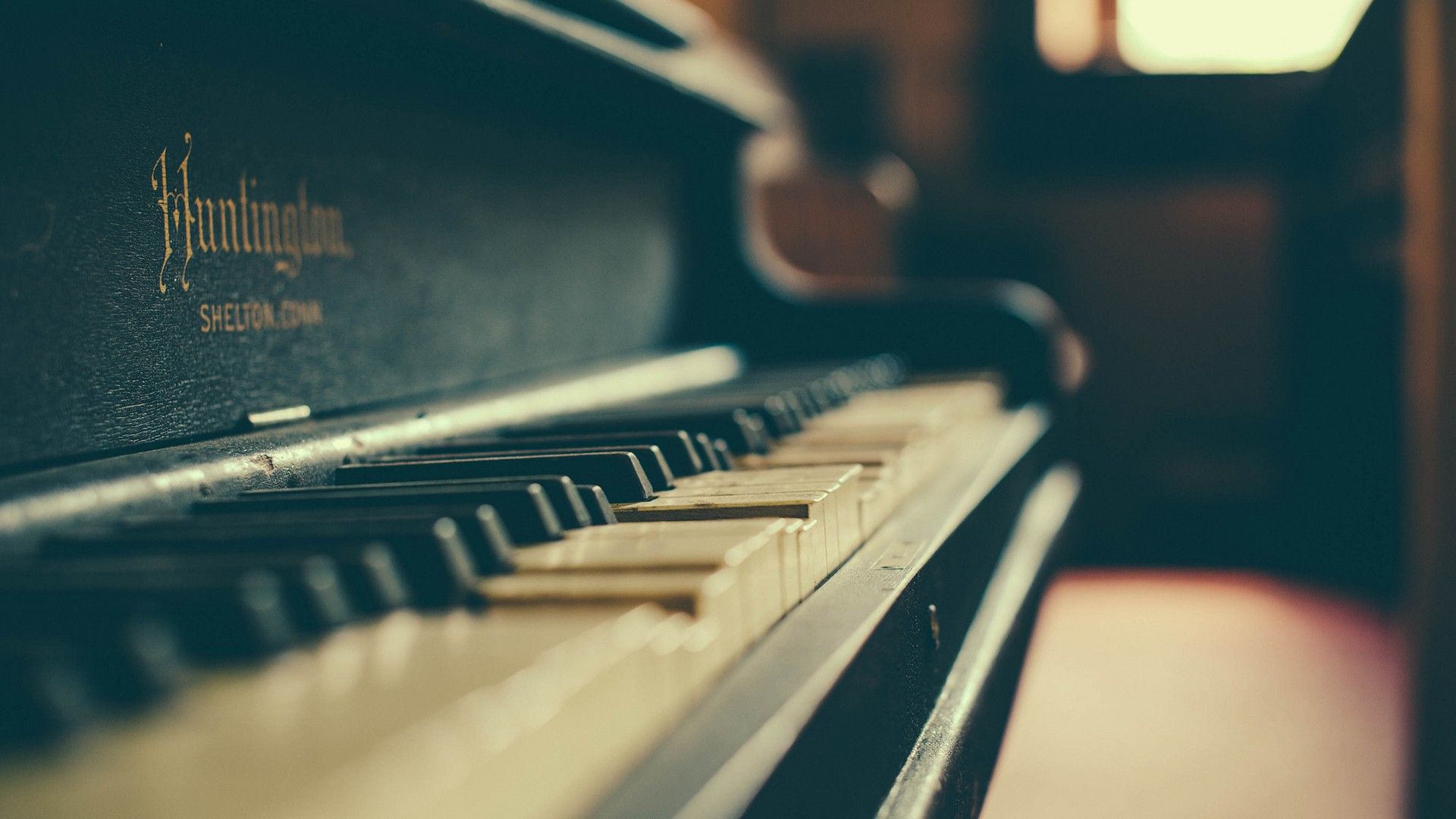 Pianoforte verticale vintage Huntington, 1920x1080 Full HD, PC Desktop
