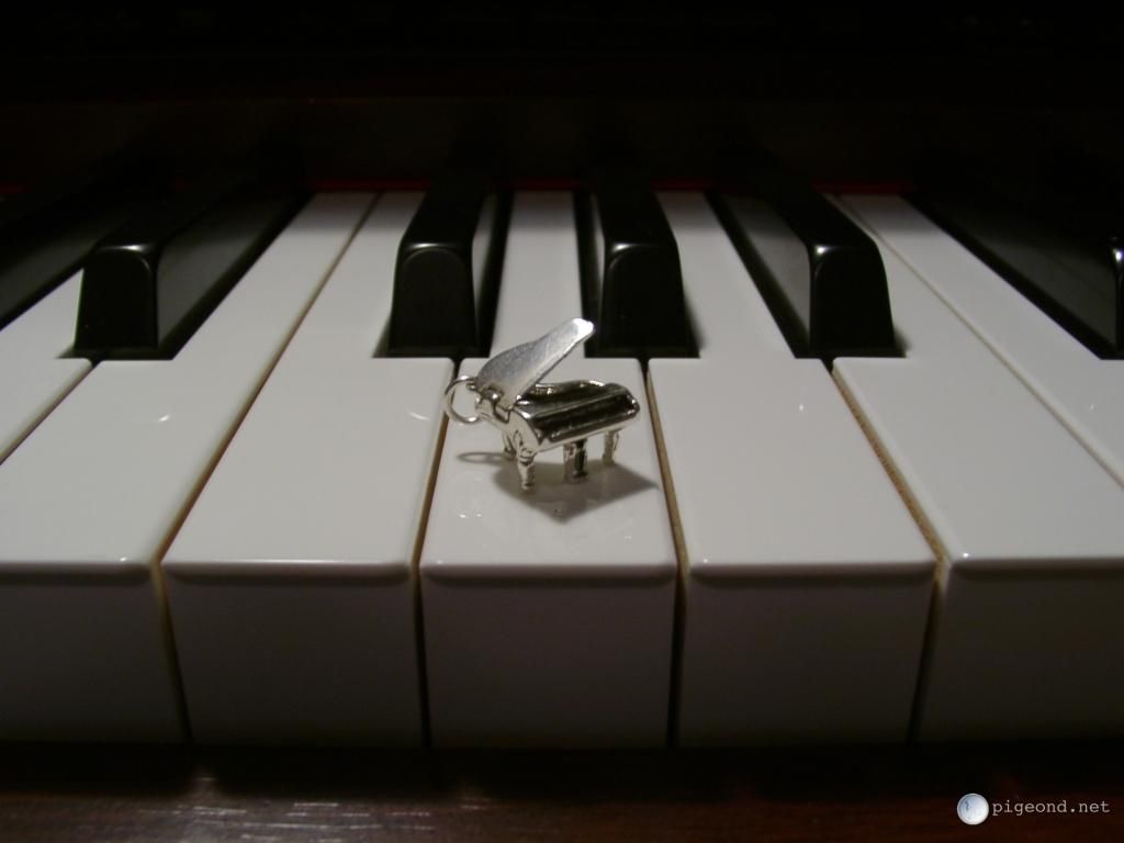 Portachiavi pianoforte a coda sui tasti, 1024x768 HD, PC