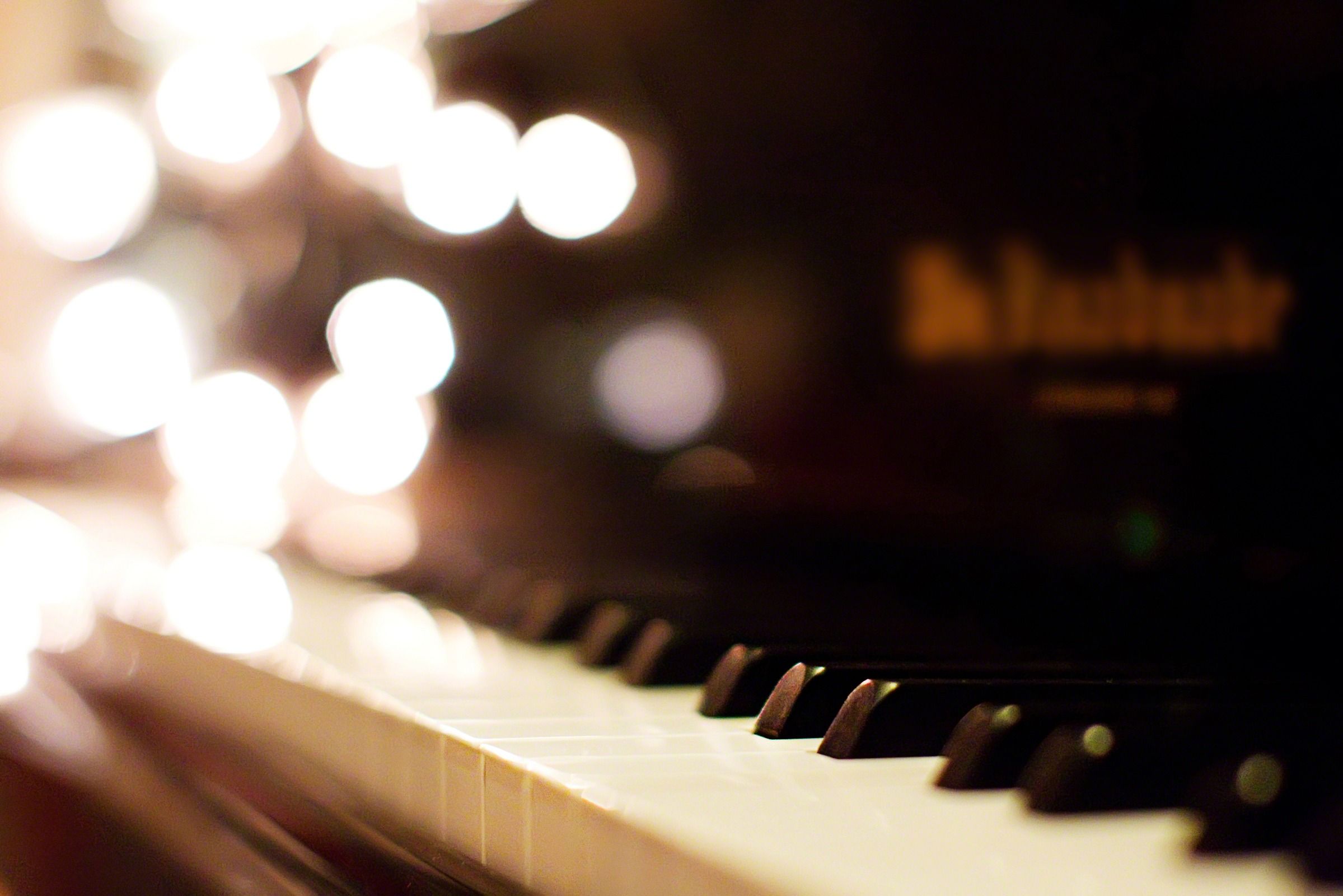 Tasti di pianoforte con bokeh, 2399x1600 2K, Laptop