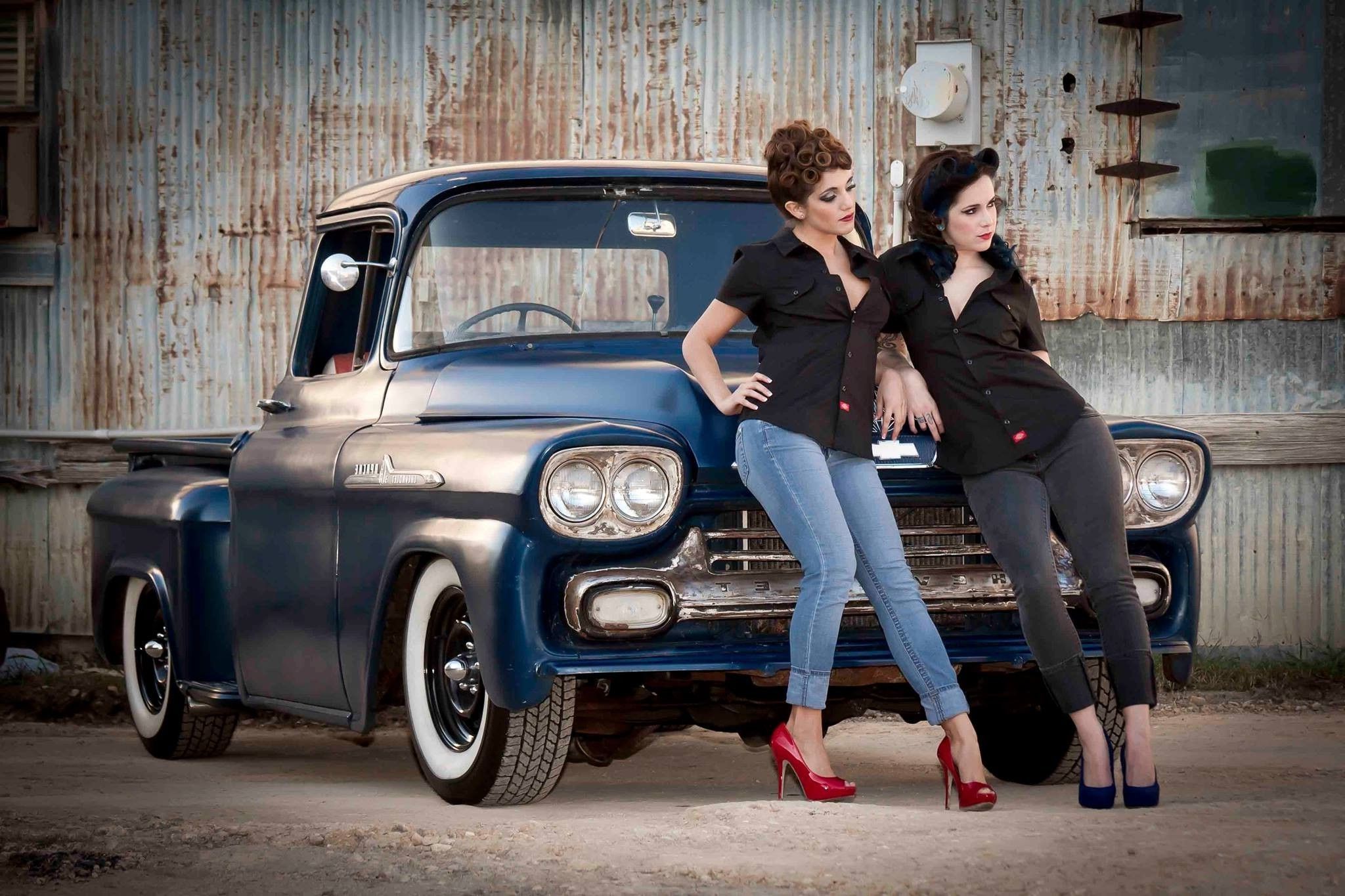 Pickup Chevrolet vintage con due donne, 2048x1365 Hi-Res, PC