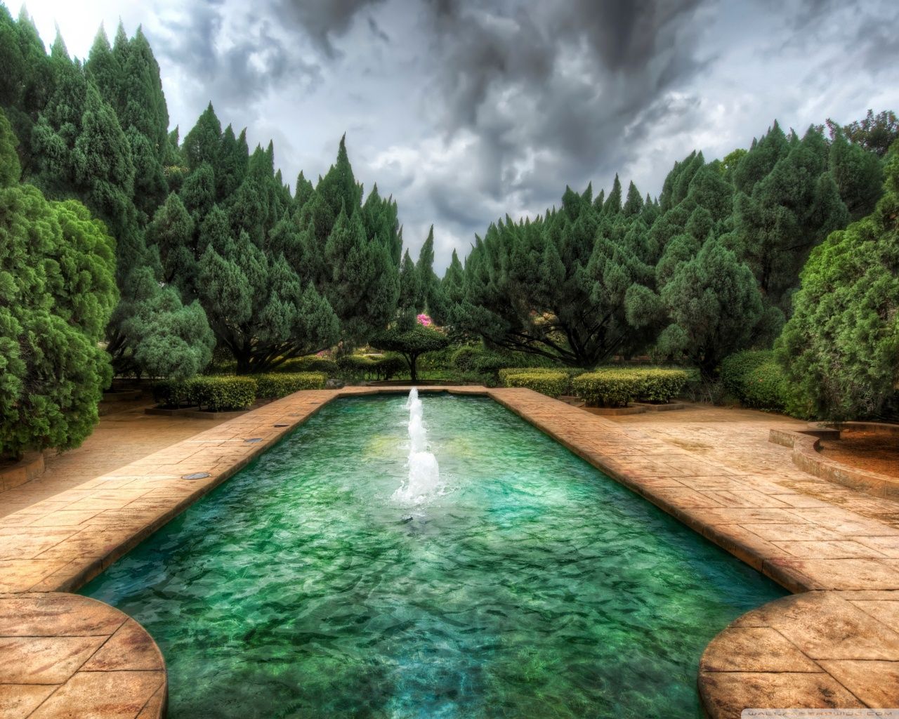 Piscina turchese con fontana e alberi, 1280x1024 720p, Laptop
