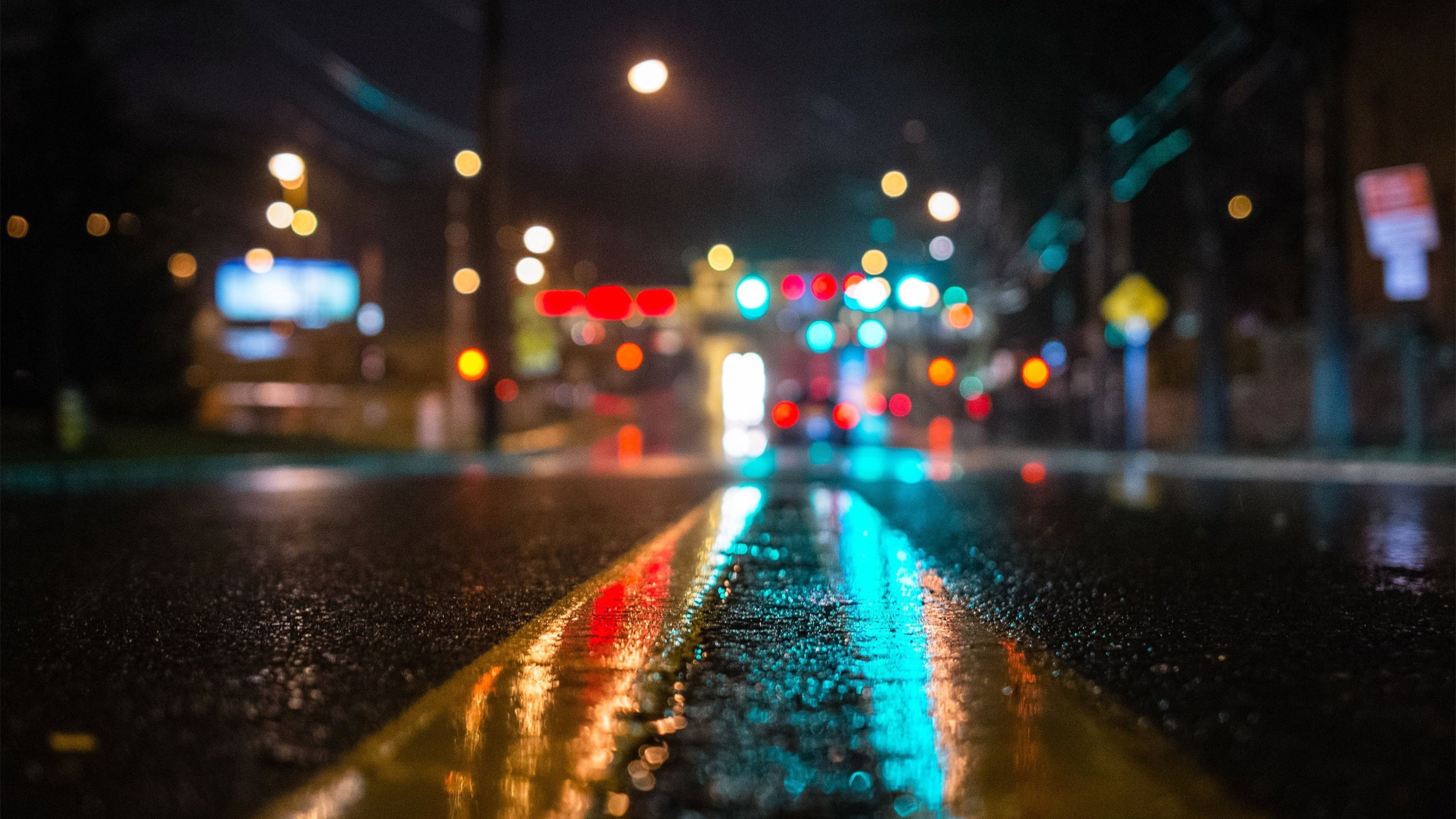 Strada bagnata notturna con luci sfocate, 3840x2160 4K Ultra HD, Monitor 4K