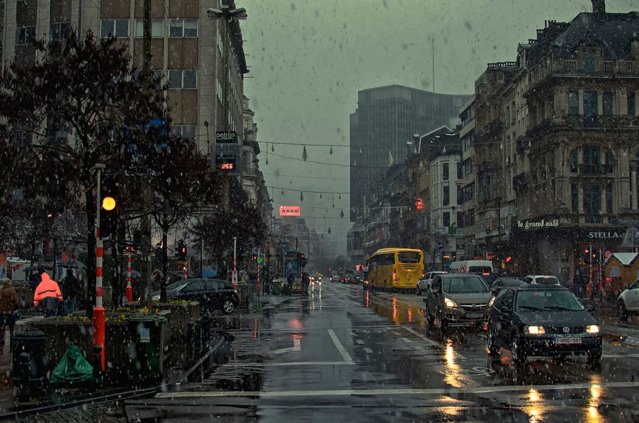 strada cittadina sotto pioggia, 2048x1356 2K, Desktop