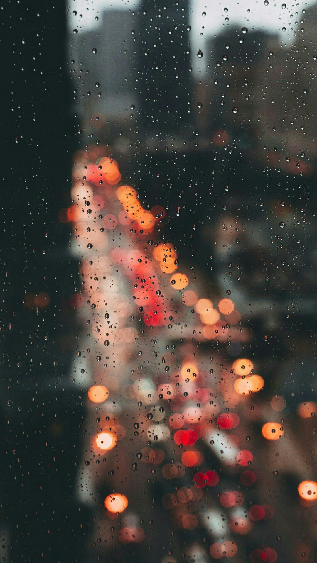 Gocce pioggia su vetro, città sfocata, 1080x1920 Verticale, Telefono