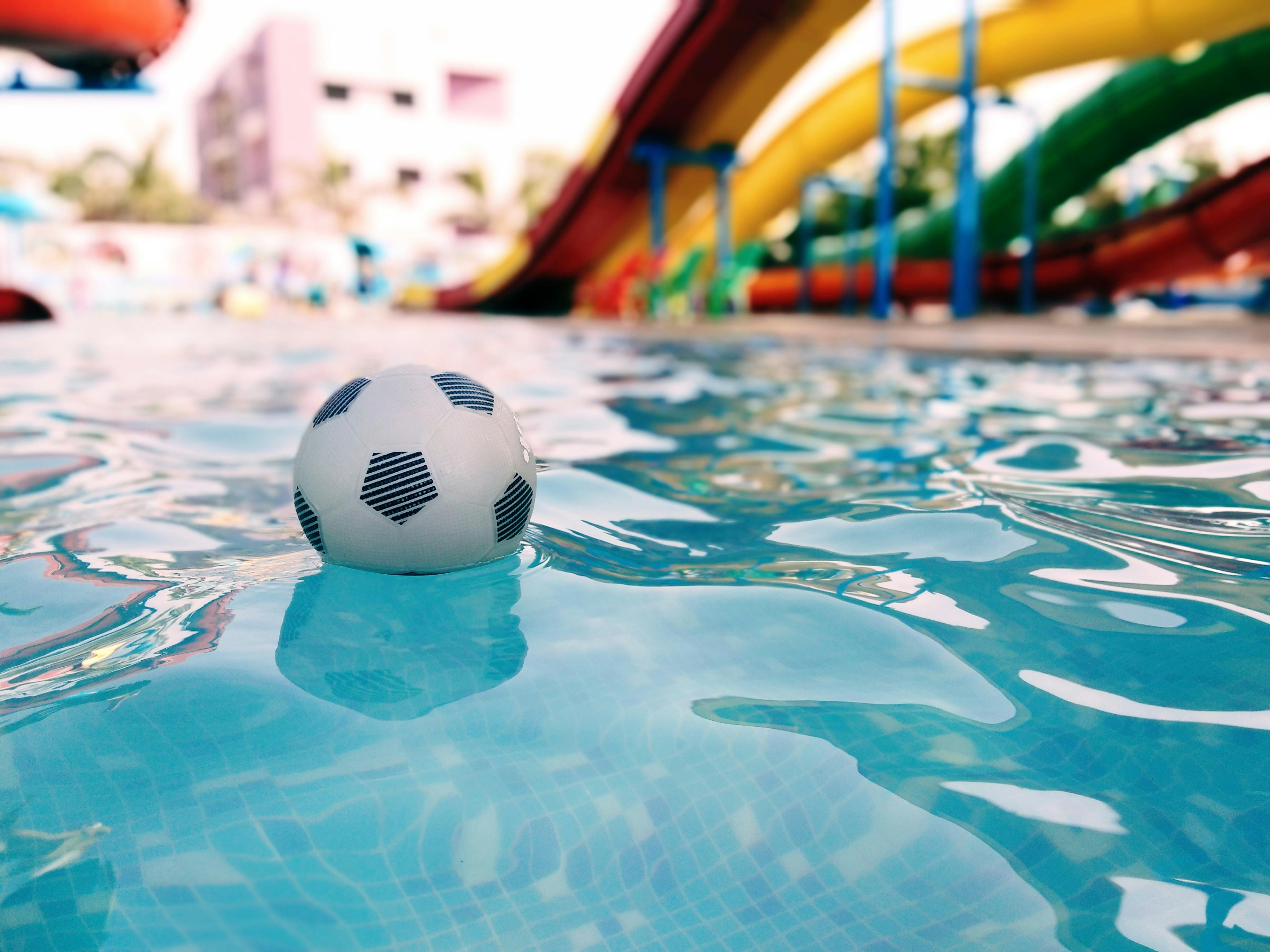 Pallone in piscina con scivoli, 4160x3120 4K, Desktop 4K