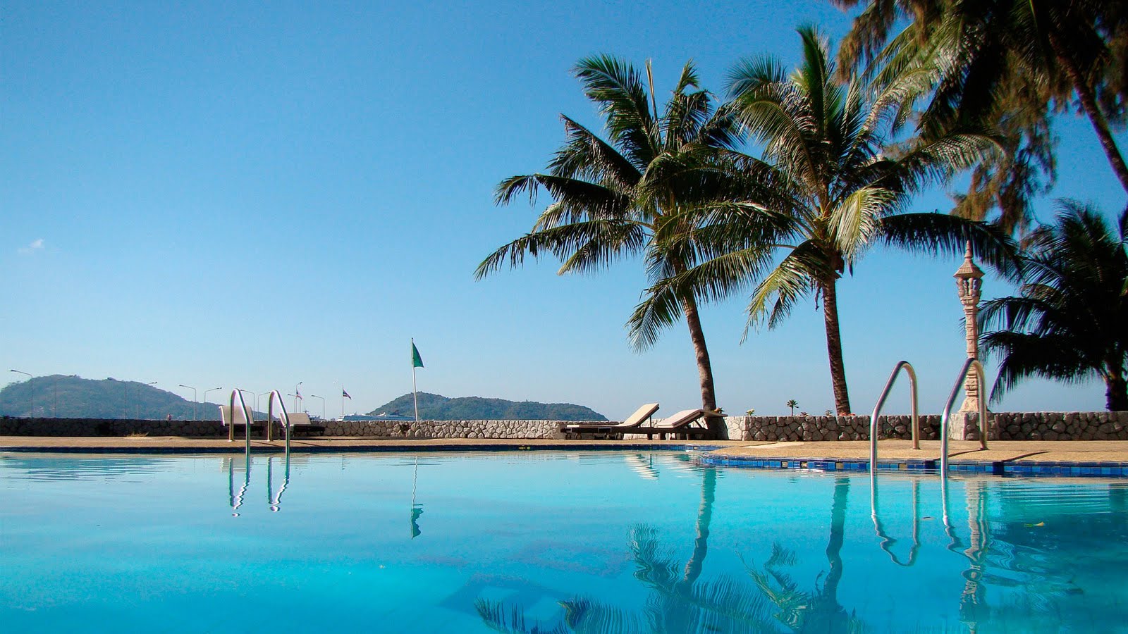 Piscina con palme tropicali, 1600x900 900p, Desktop