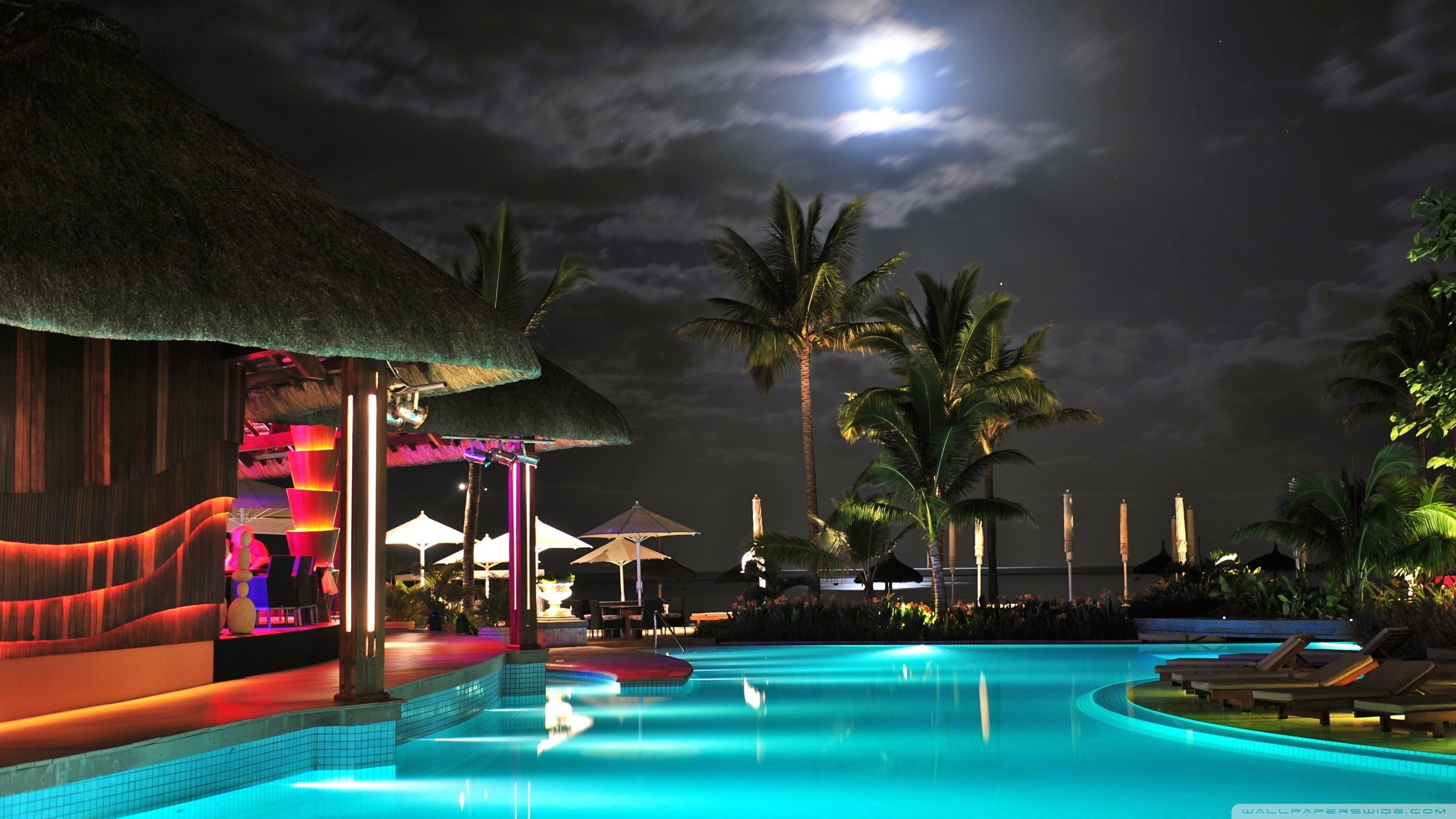 Piscina resort notturna con luna, 2560x1440 2K QHD, Monitor Gaming