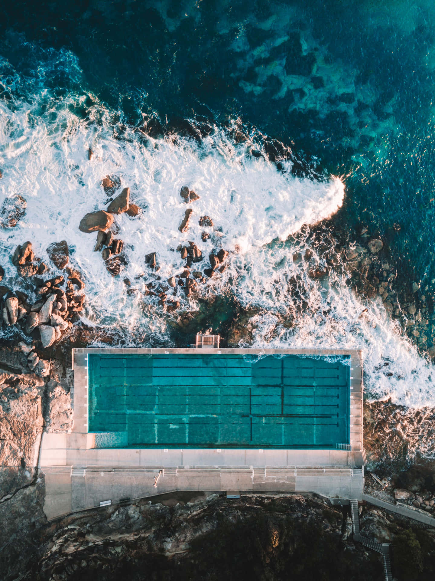 Piscina a bordo scogliera vista dall'alto, 1439x1920 Full HD Verticale, iPhone