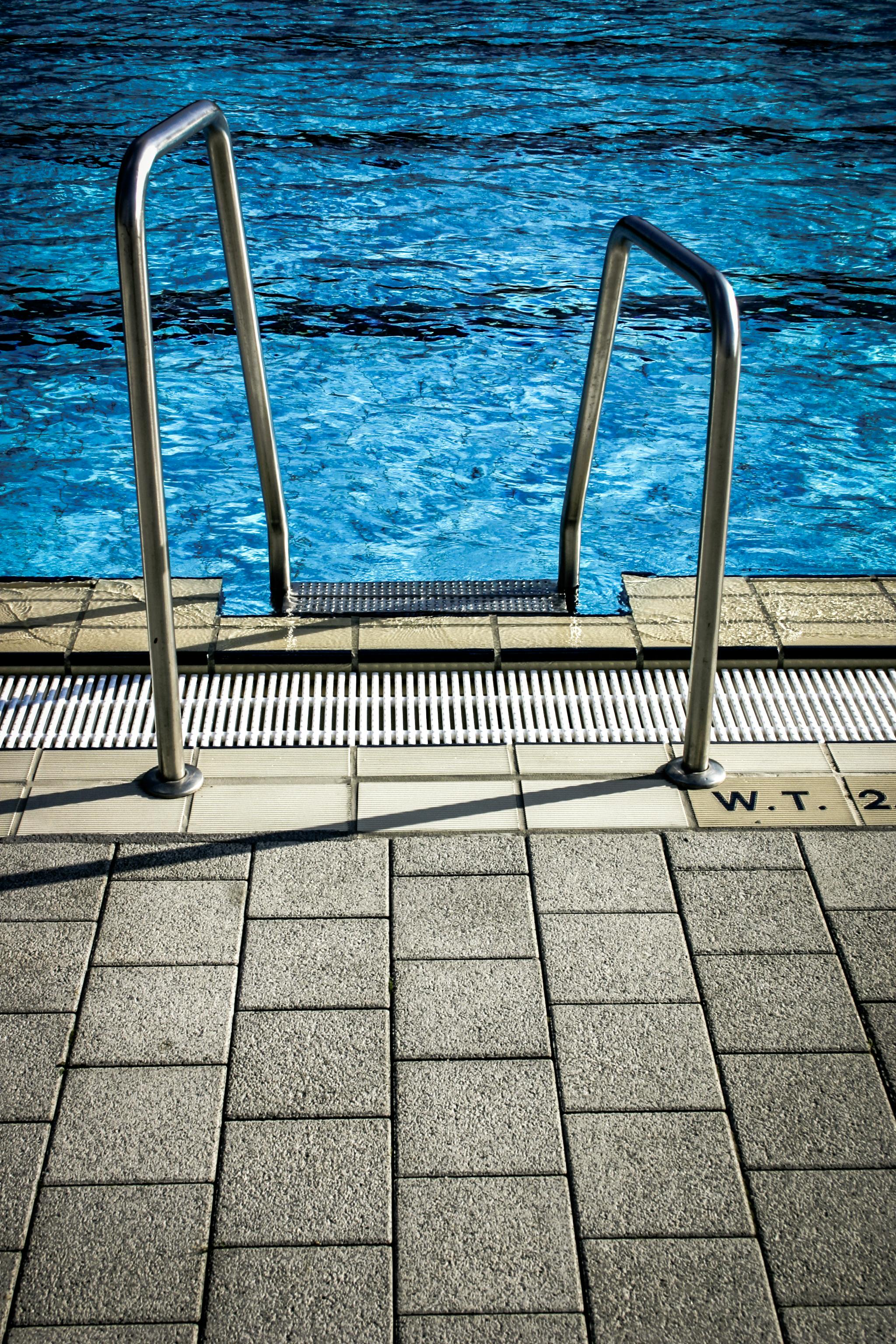 Scaletta piscina acqua blu, 2048x3072 Verticale, Mobile