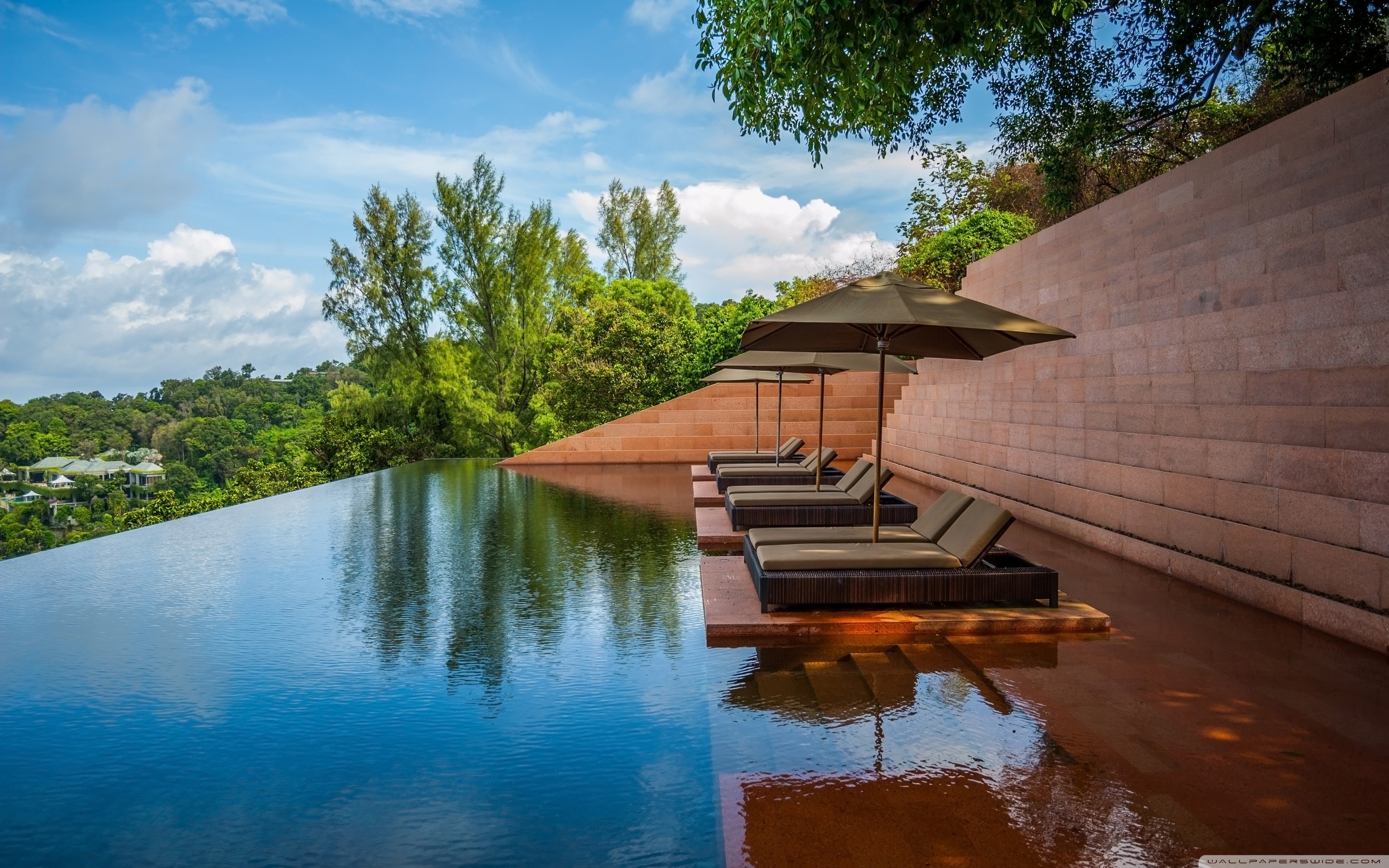 Piscina a sfioro con lettini, 2880x1800 2K, Desktop