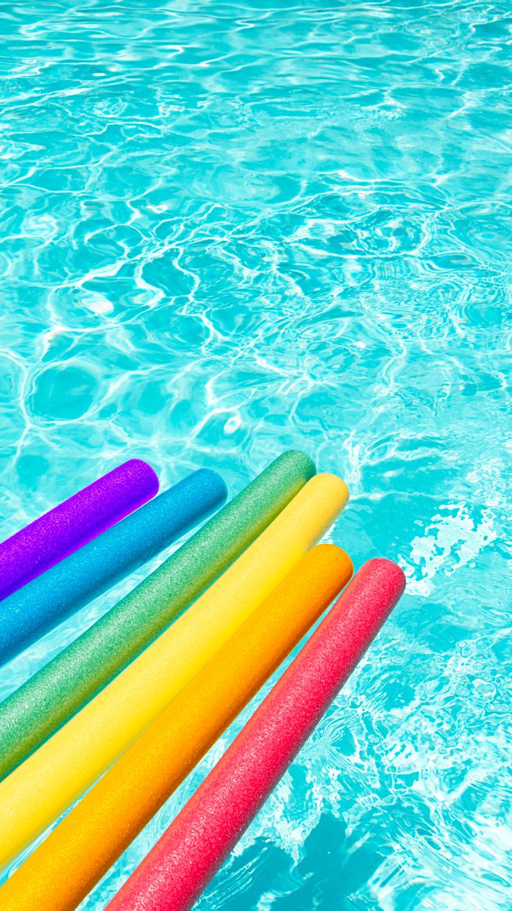 Galleggianti colorati in piscina, 736x1308 Verticale, Telefono
