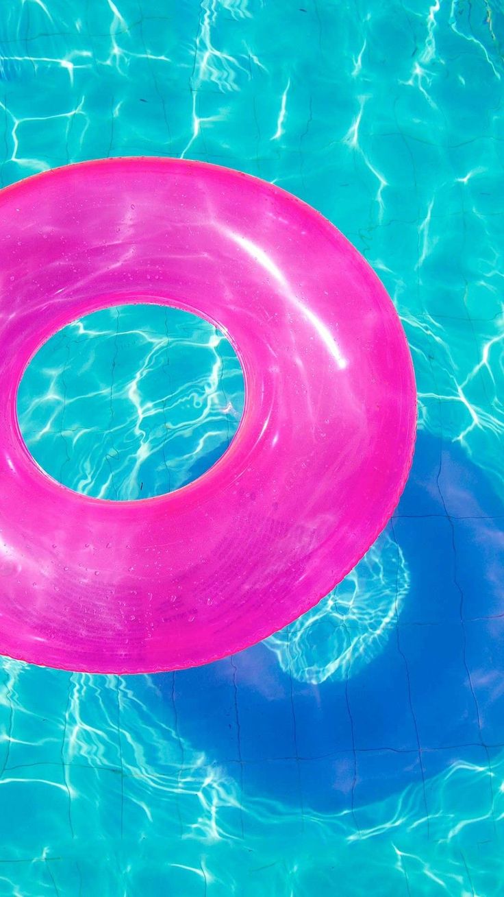 Ciambelle gonfiabili rosa e blu in piscina, 736x1308 Verticale, Mobile