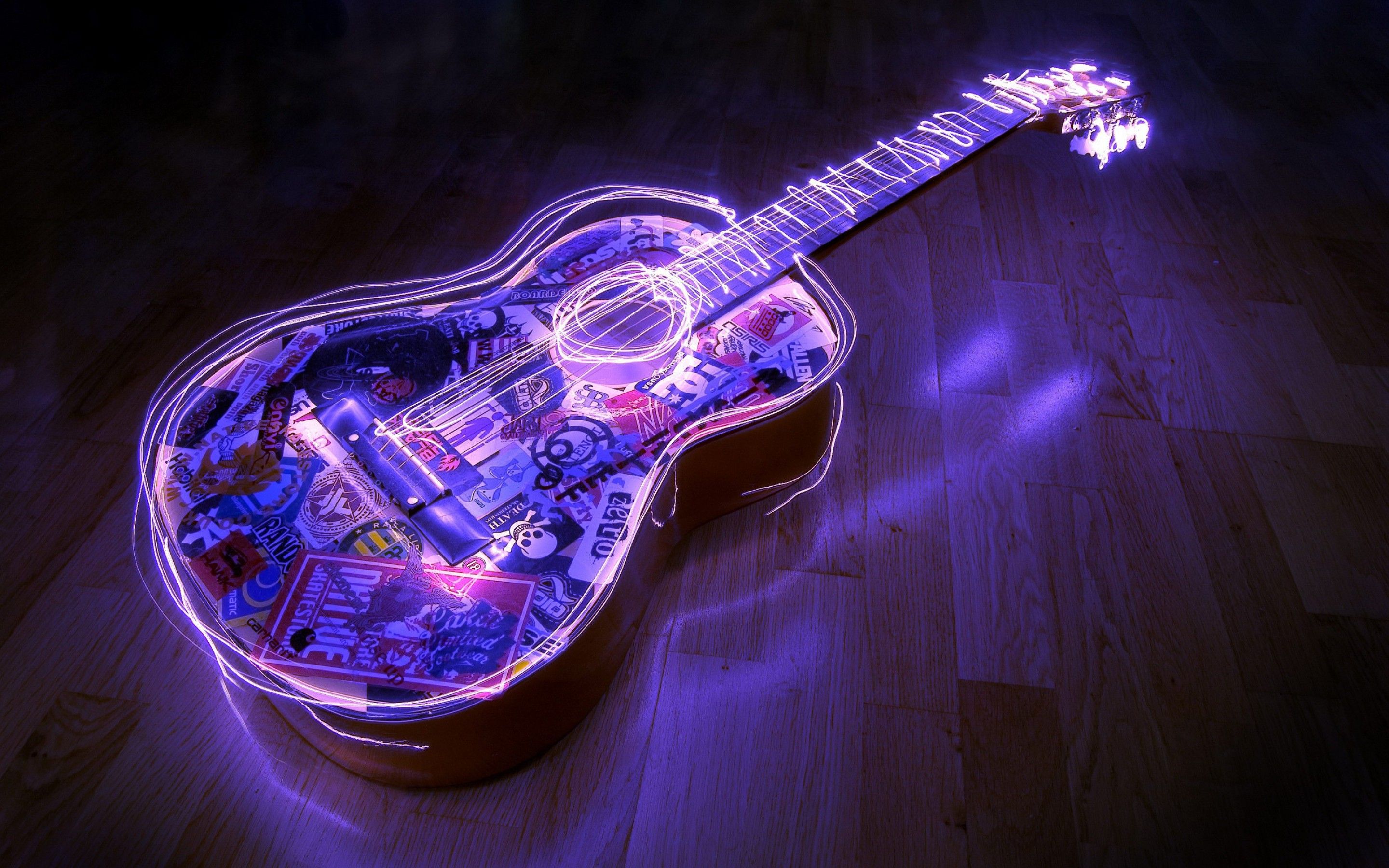 Chitarra acustica luminosa viola, 2880x1800 2K, PC