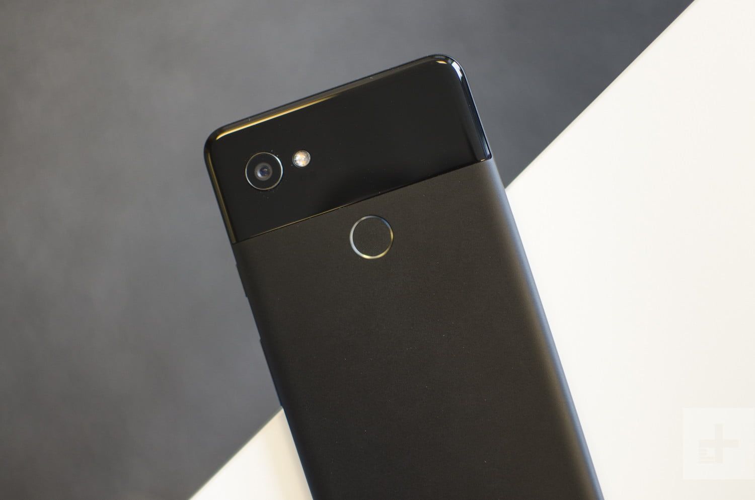Google Pixel nero su tavolo, 1332x850 HD, Desktop