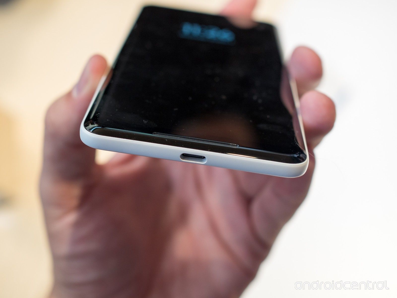 Google Pixel 2 su tavolo legno, 1600x900 900p, Laptop