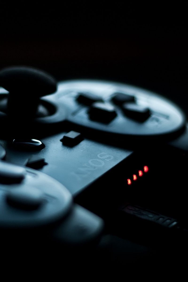 Controller PlayStation al buio, 800x1200 Full HD Verticale, iPhone Air