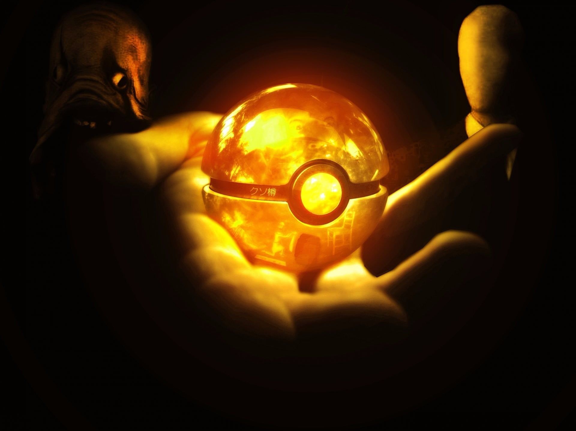Poké Ball dorata nelle mani, 1920x1439 WUXGA, PC