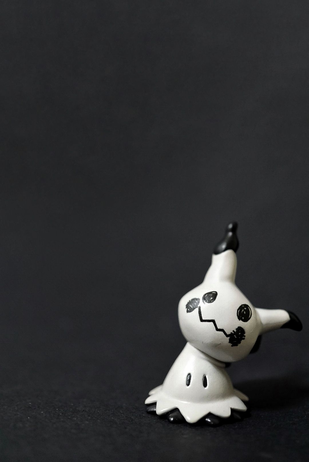 Mimikyu figure sfondo nero, 1080x1616 Full HD Verticale, iPhone