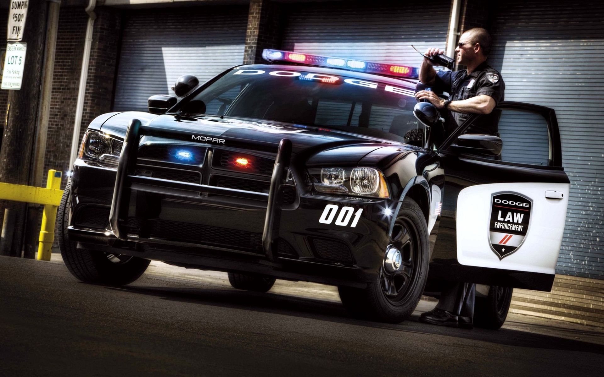 Auto della polizia con agente, 1920x1200 Full HD+ WUXGA, Desktop