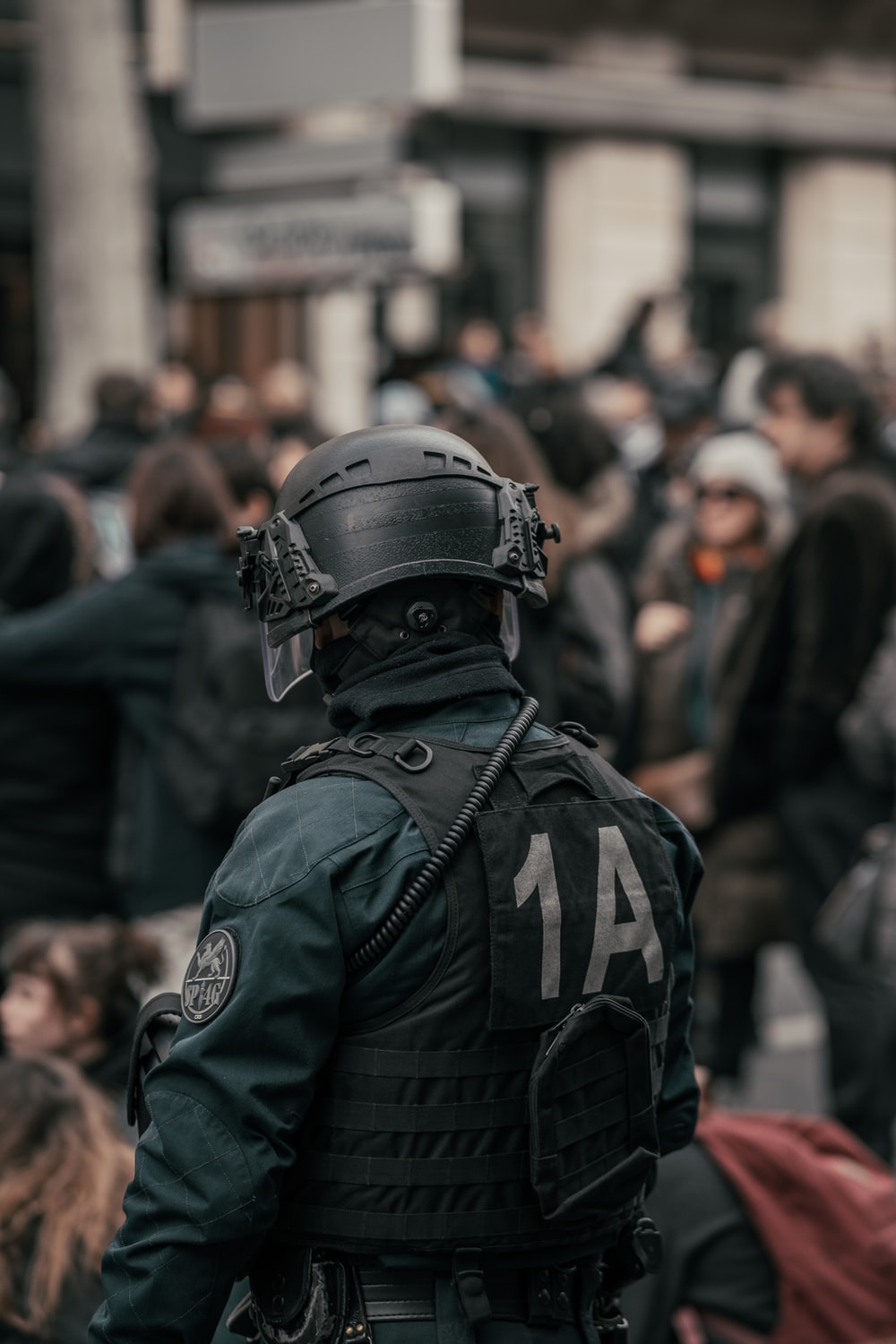 Poliziotto con casco antisommossa, 1000x1500 Full HD Verticale, iPhone