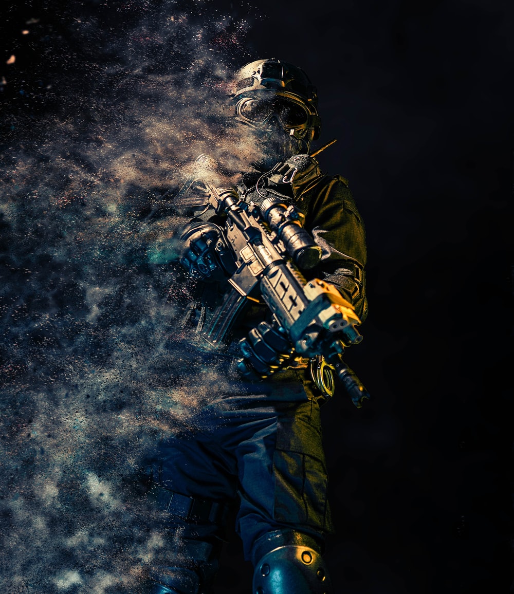Agente tattico con fucile, notte, 1000x1156 Full HD Verticale, Smartphone