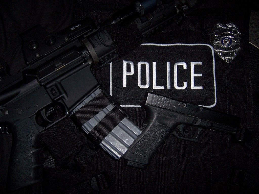 Armi e distintivo Polizia neri, 1024x768 HD, PC Desktop
