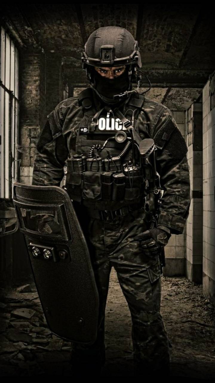 Agente polizia tattico armato, 720x1280 Verticale, Telefono