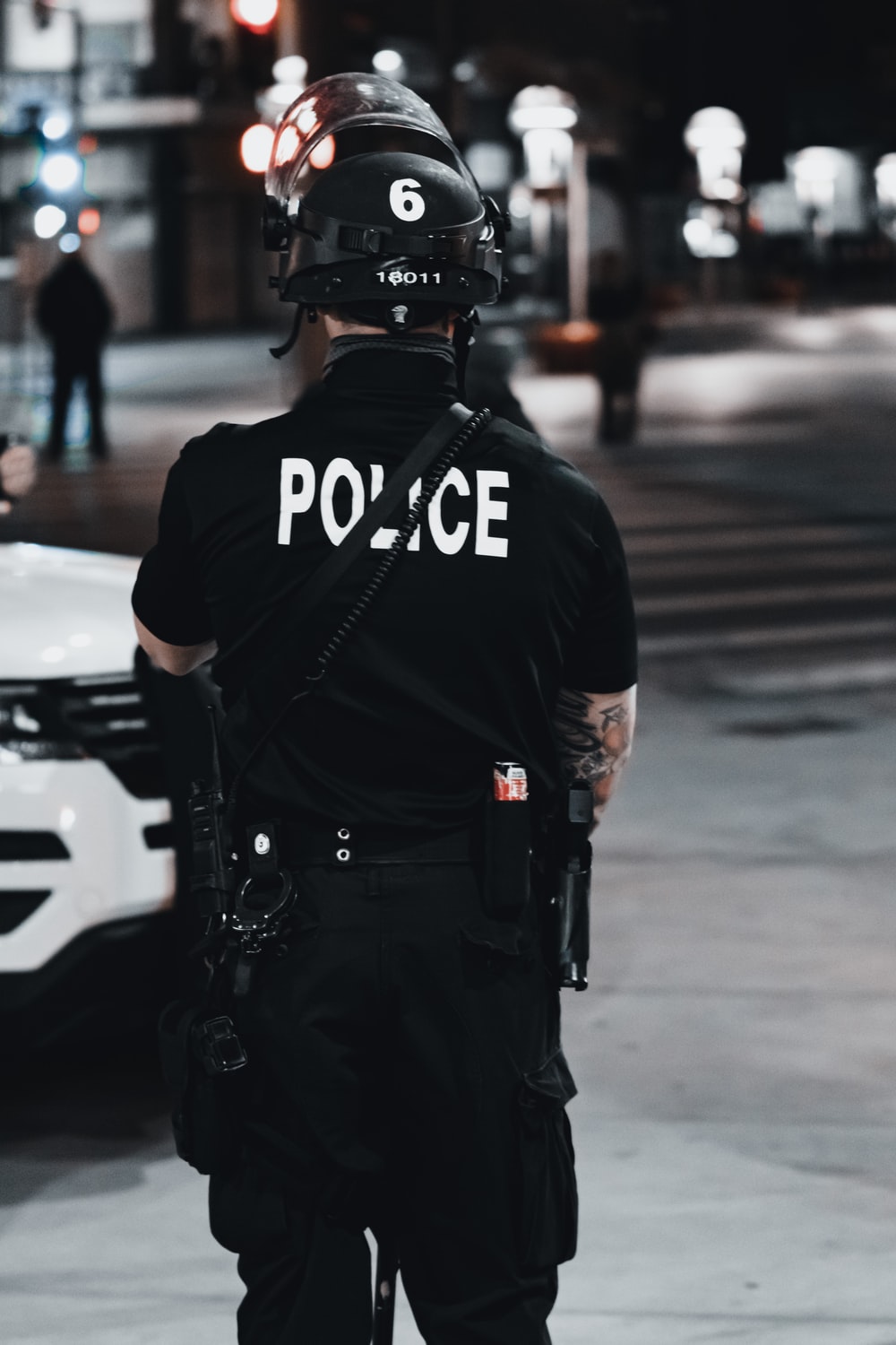 Poliziotto in divisa notturna, 1000x1500 Full HD Verticale, Google Pixel