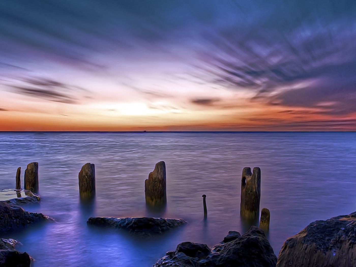 Tramonto spiaggia con pali in mare, 1400x1050 HD, Desktop