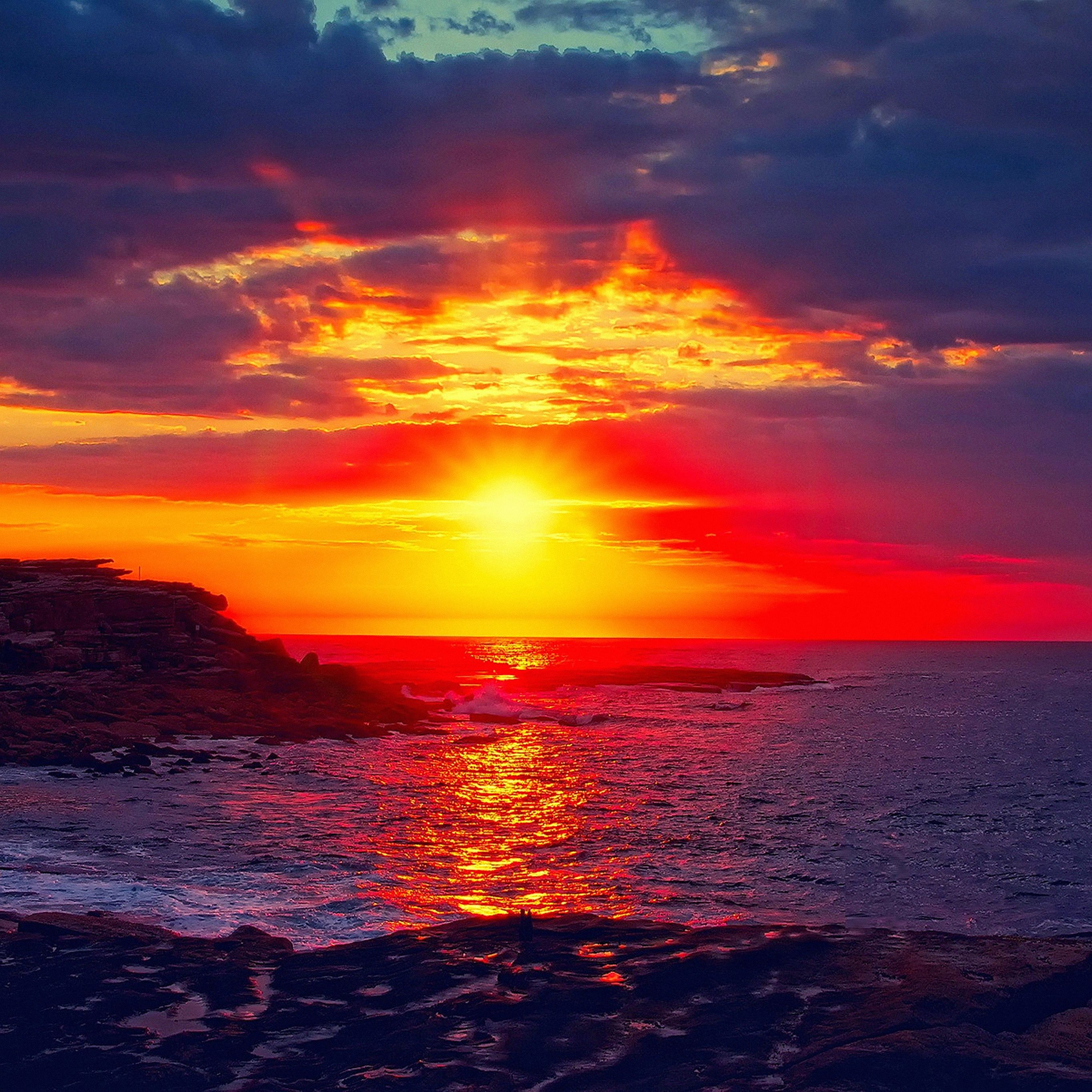 Tramonto rosso su spiaggia rocciosa, 2732x2732 WQXGA, Desktop
