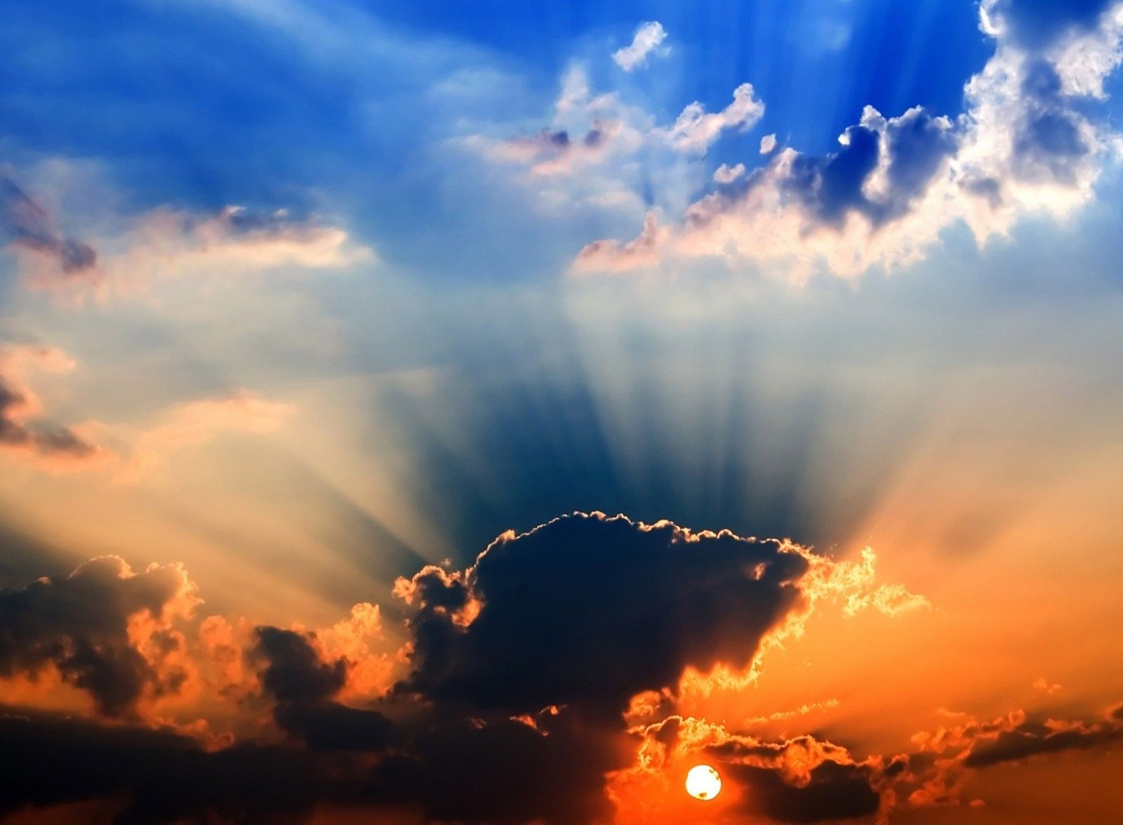 Tramonto con raggi di sole tra nuvole, 1600x1175 HD Ready, Desktop
