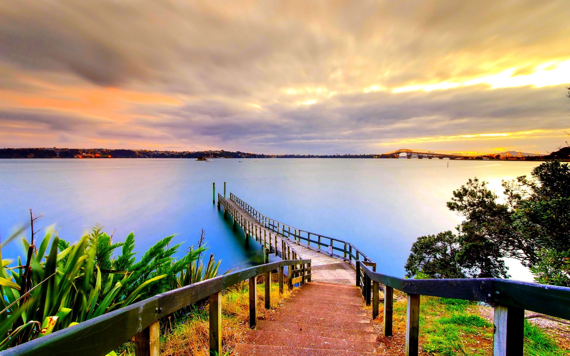 Ponte pedonale su lago al tramonto, 1920x1200 Full HD+, Laptop