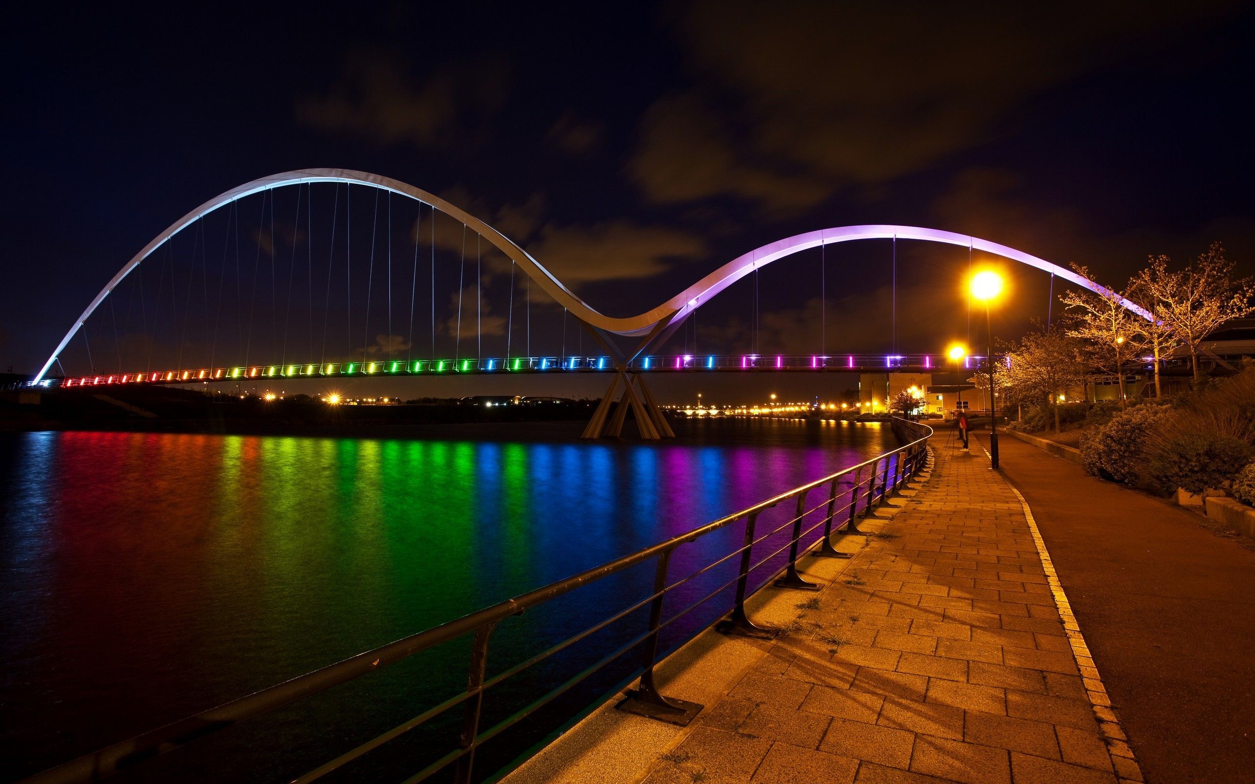Ponte illuminato colorato notturno, 2560x1600 2K, Desktop