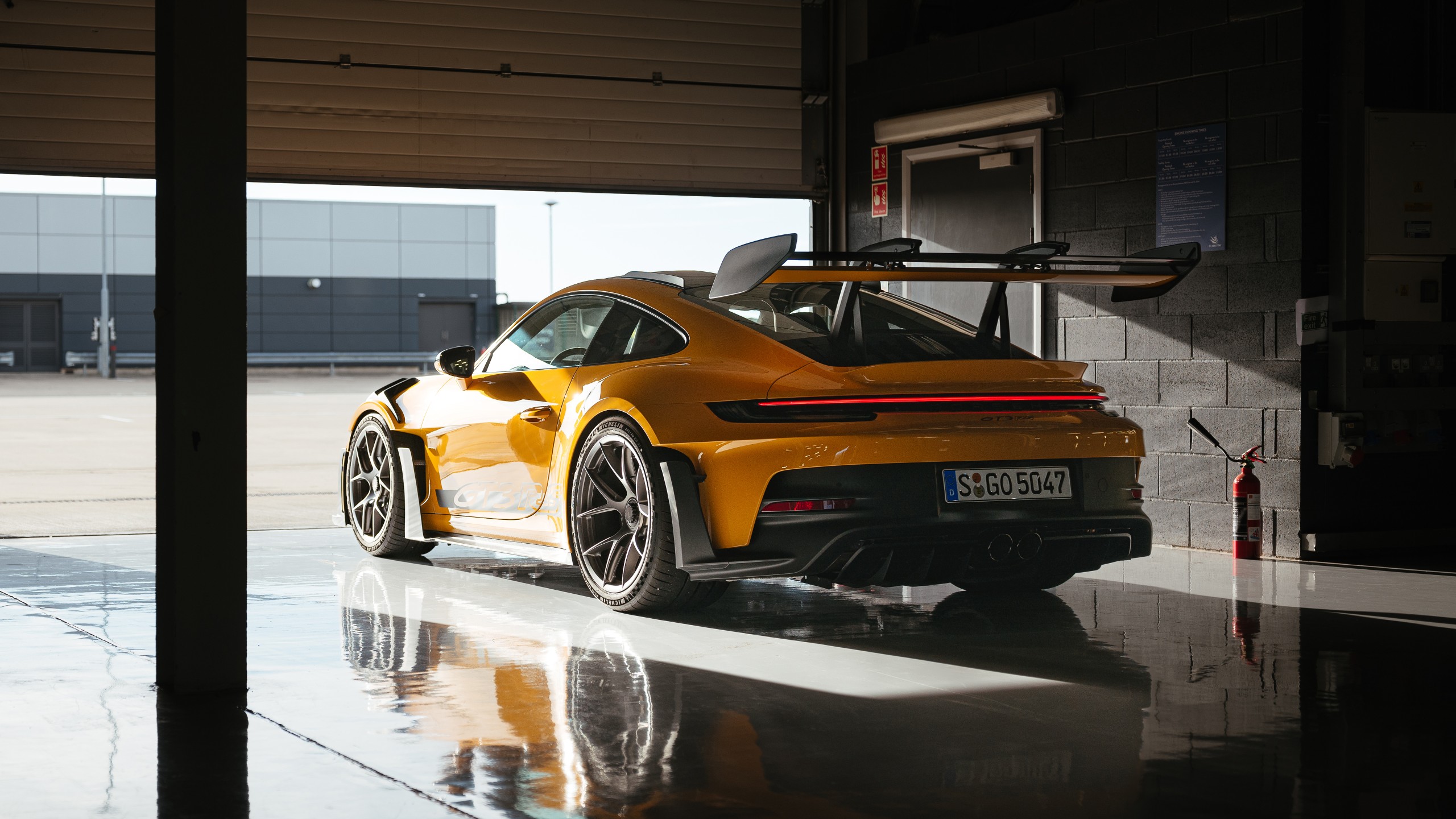 Porsche 911 GT3 RS gialla, 2560x1440 2K QHD, Monitor Gaming
