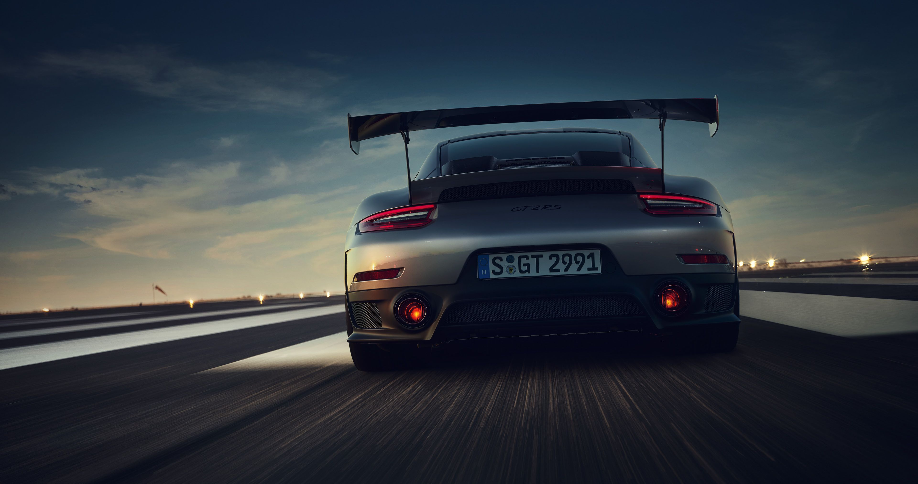 Porsche 911 GT2 RS retro, 3840x2025 Ultra HD, 4K TV