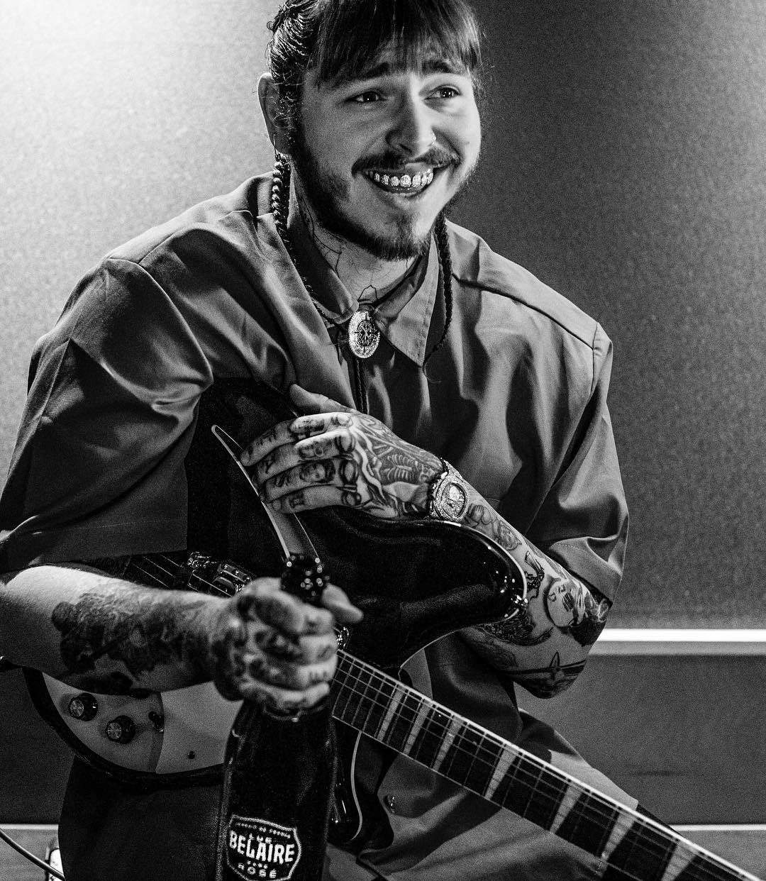Post Malone con chitarra bianco/nero, 1080x1242 Full HD Verticale, iPhone