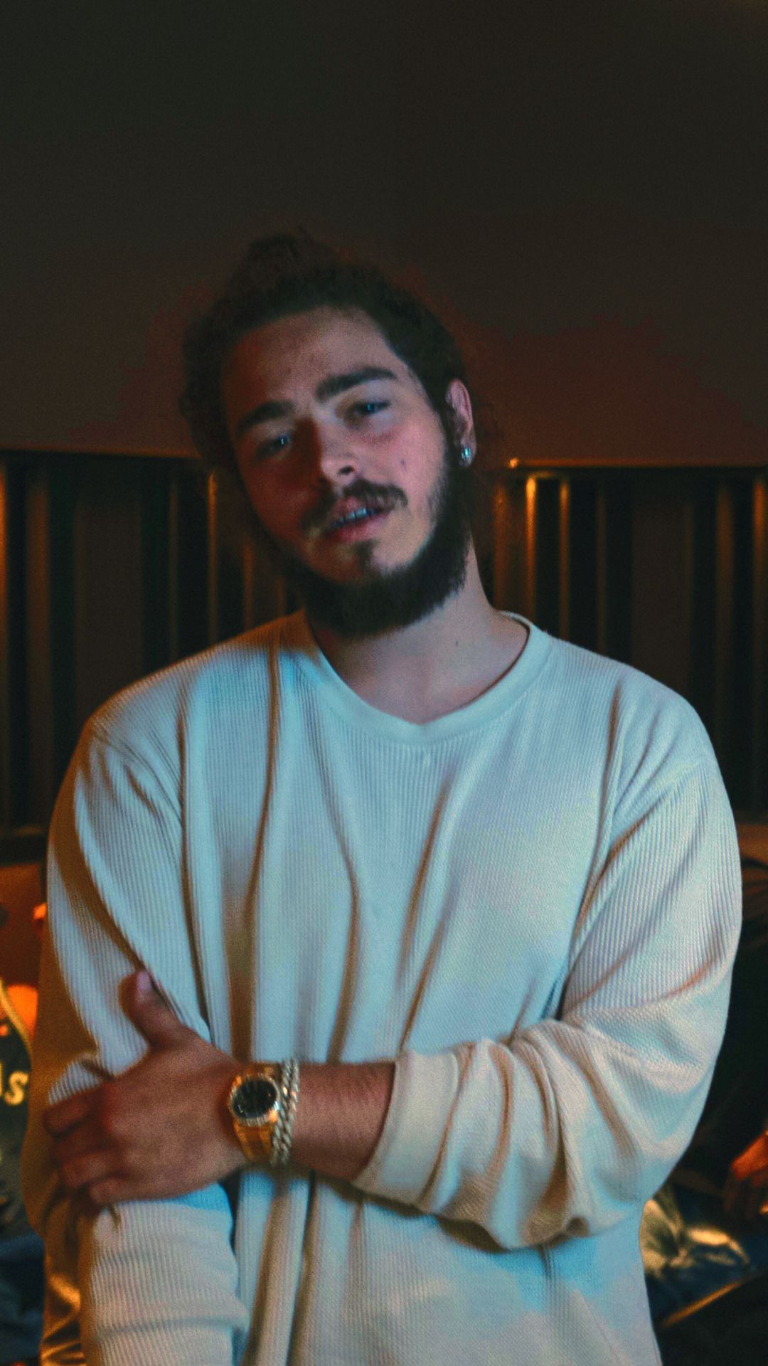 Post Malone maglione bianco, 1080x1920 Verticale, Mobile