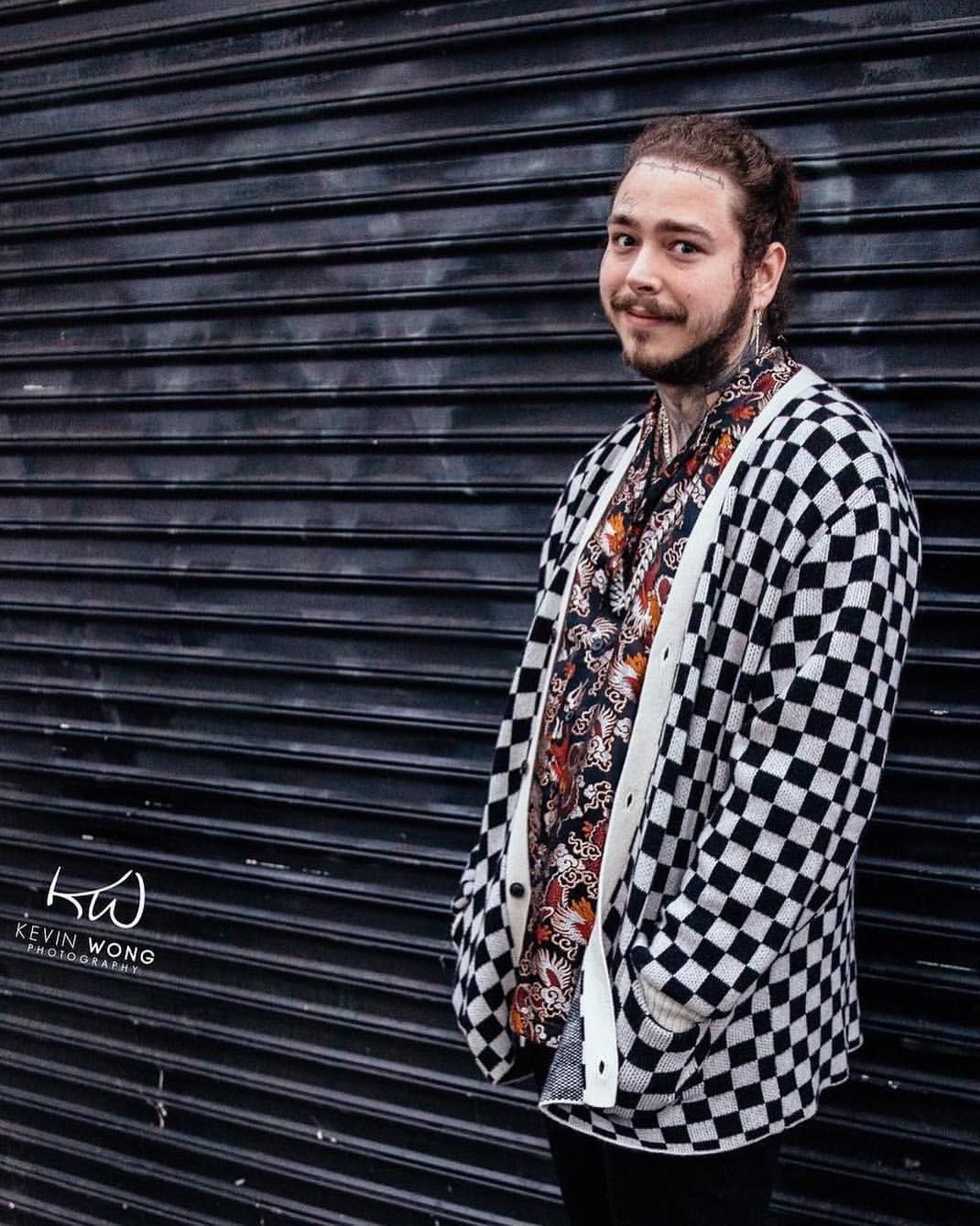 Post Malone giacca a scacchi, 1070x1338 Verticale, Telefono